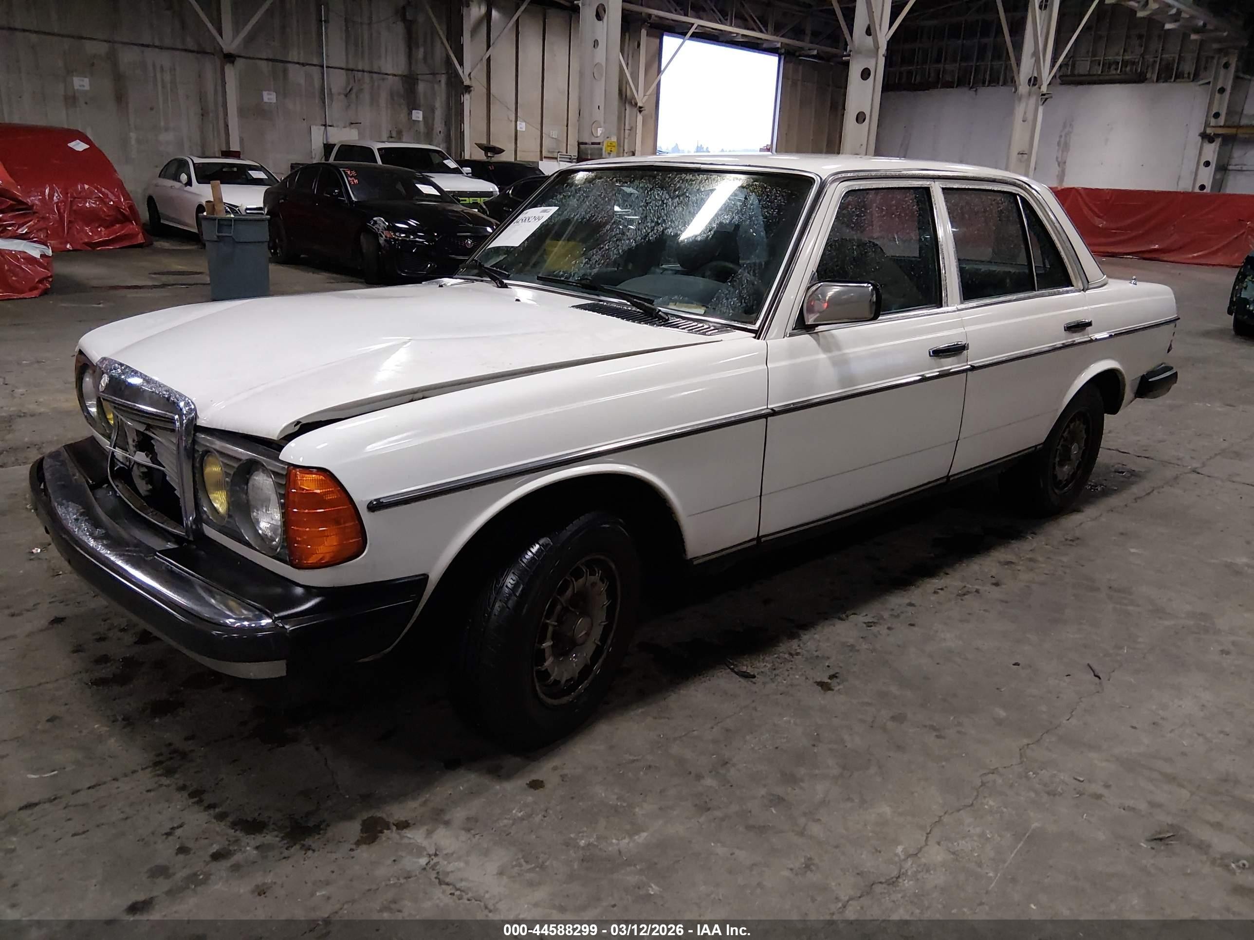 1982 Mercedes-benz 300 Dt White vin: WDBAB33A6CB002220