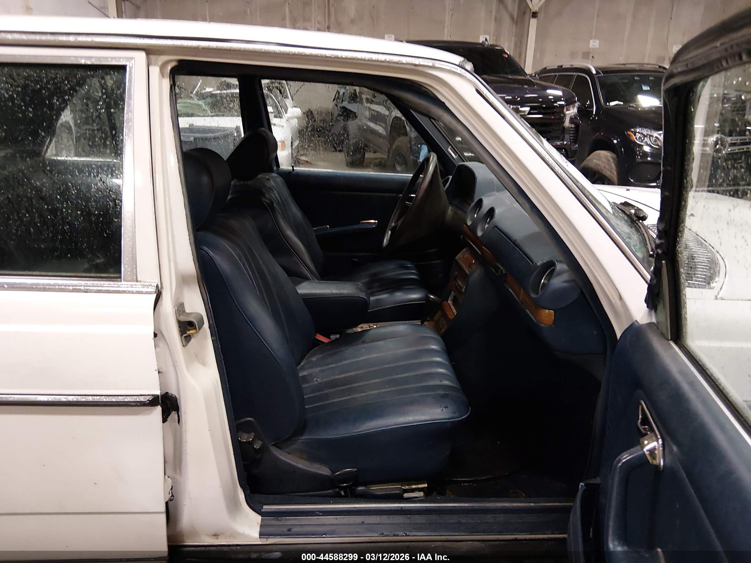 1982 Mercedes-benz 300 Dt White vin: WDBAB33A6CB002220