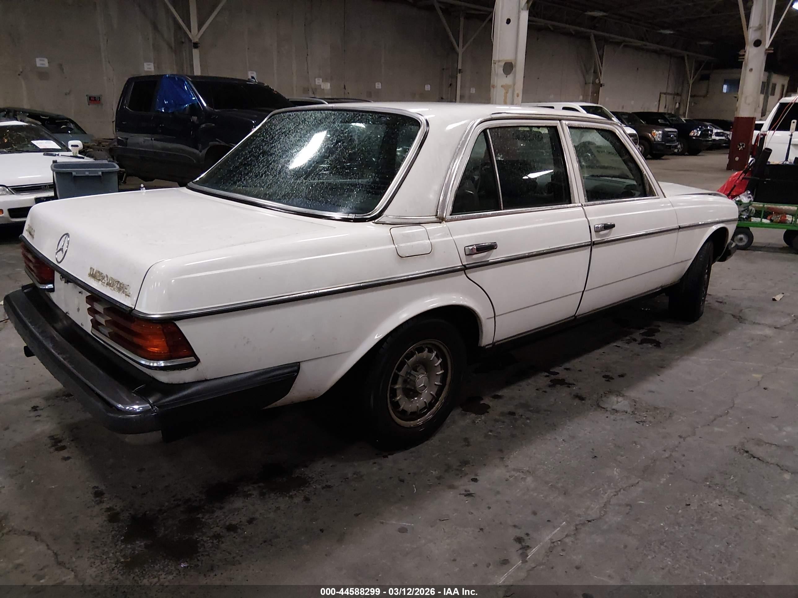 1982 Mercedes-benz 300 Dt White vin: WDBAB33A6CB002220