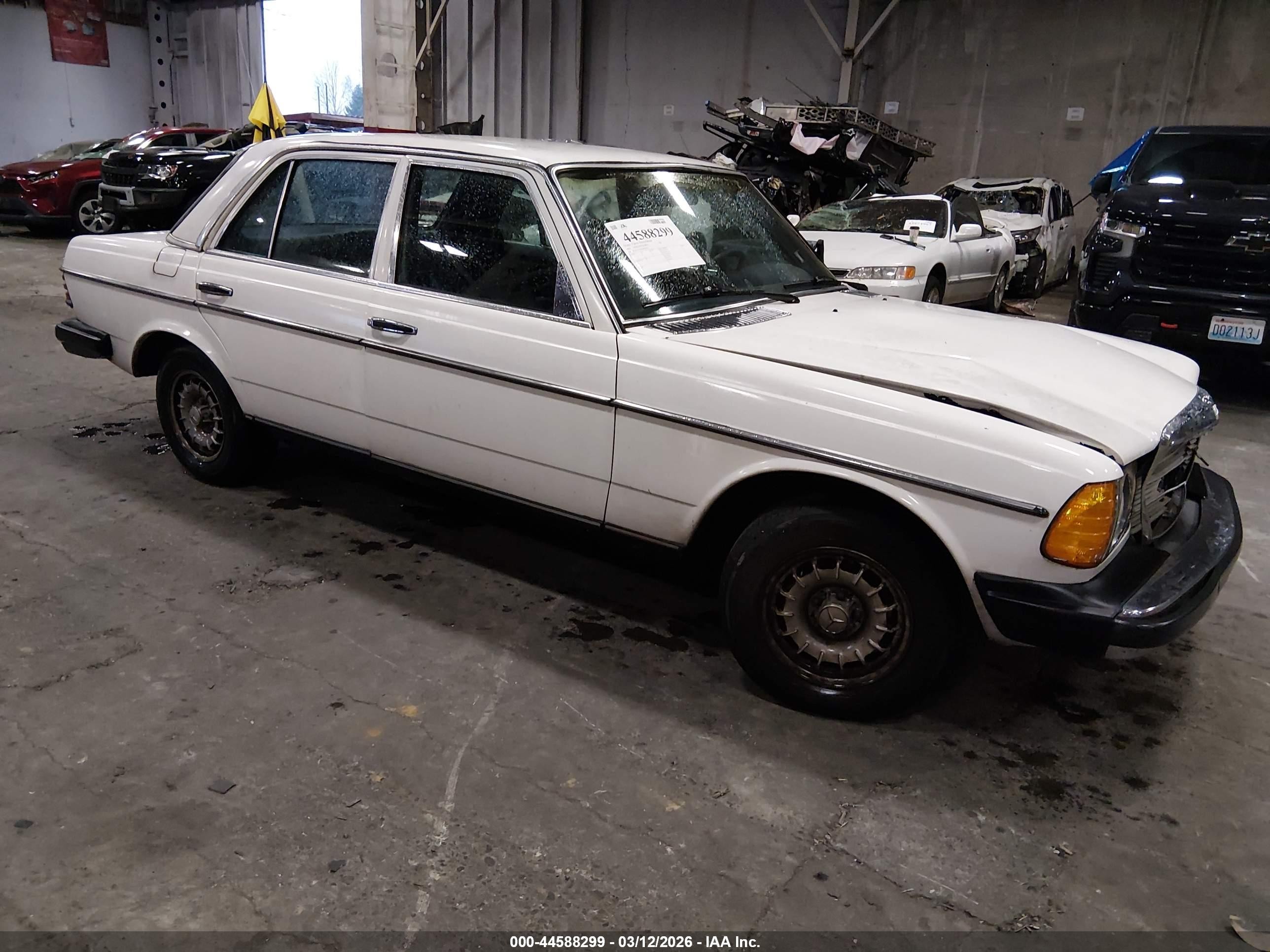 1982 Mercedes-benz 300 Dt White vin: WDBAB33A6CB002220