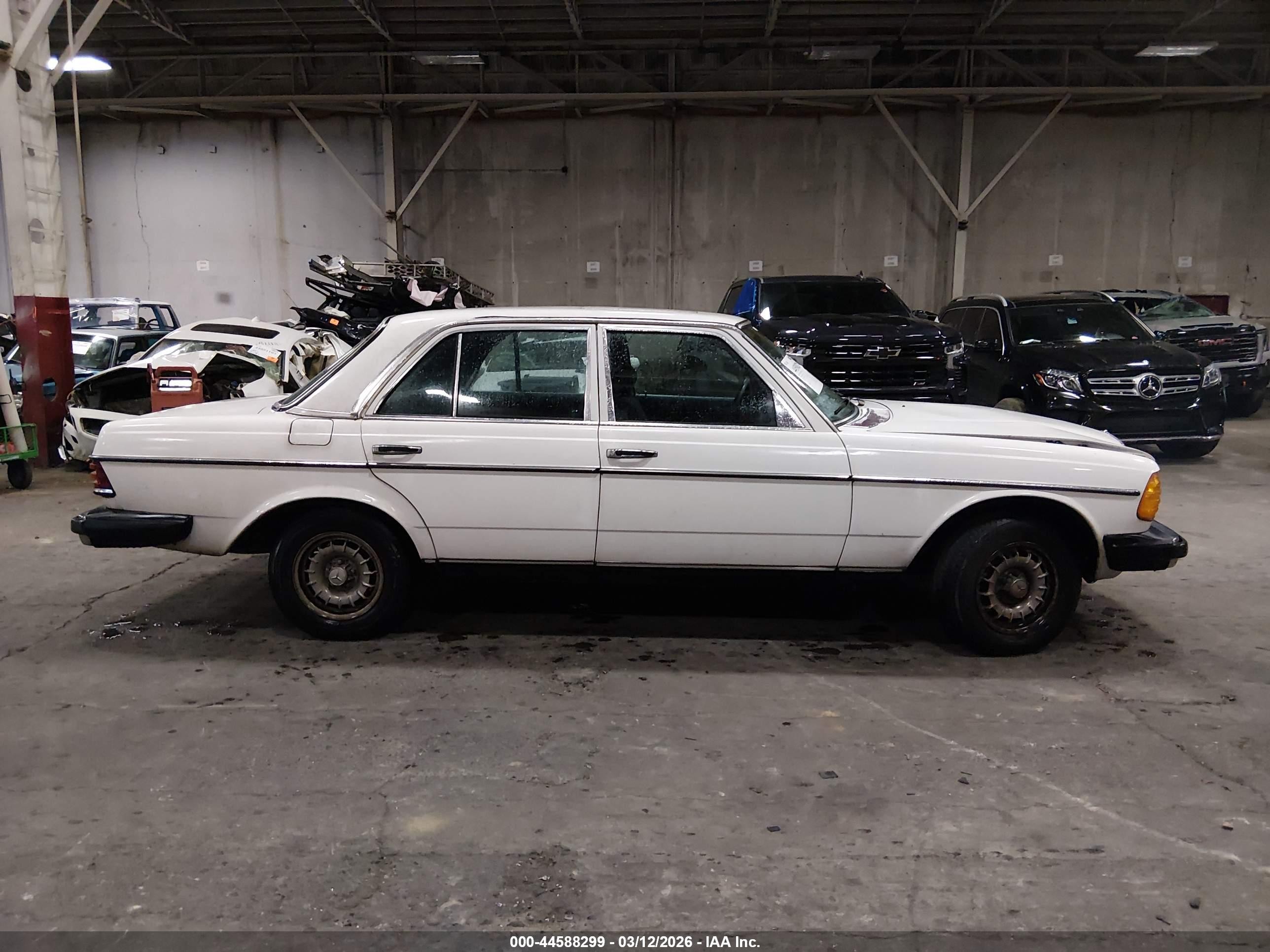 1982 Mercedes-benz 300 Dt White vin: WDBAB33A6CB002220