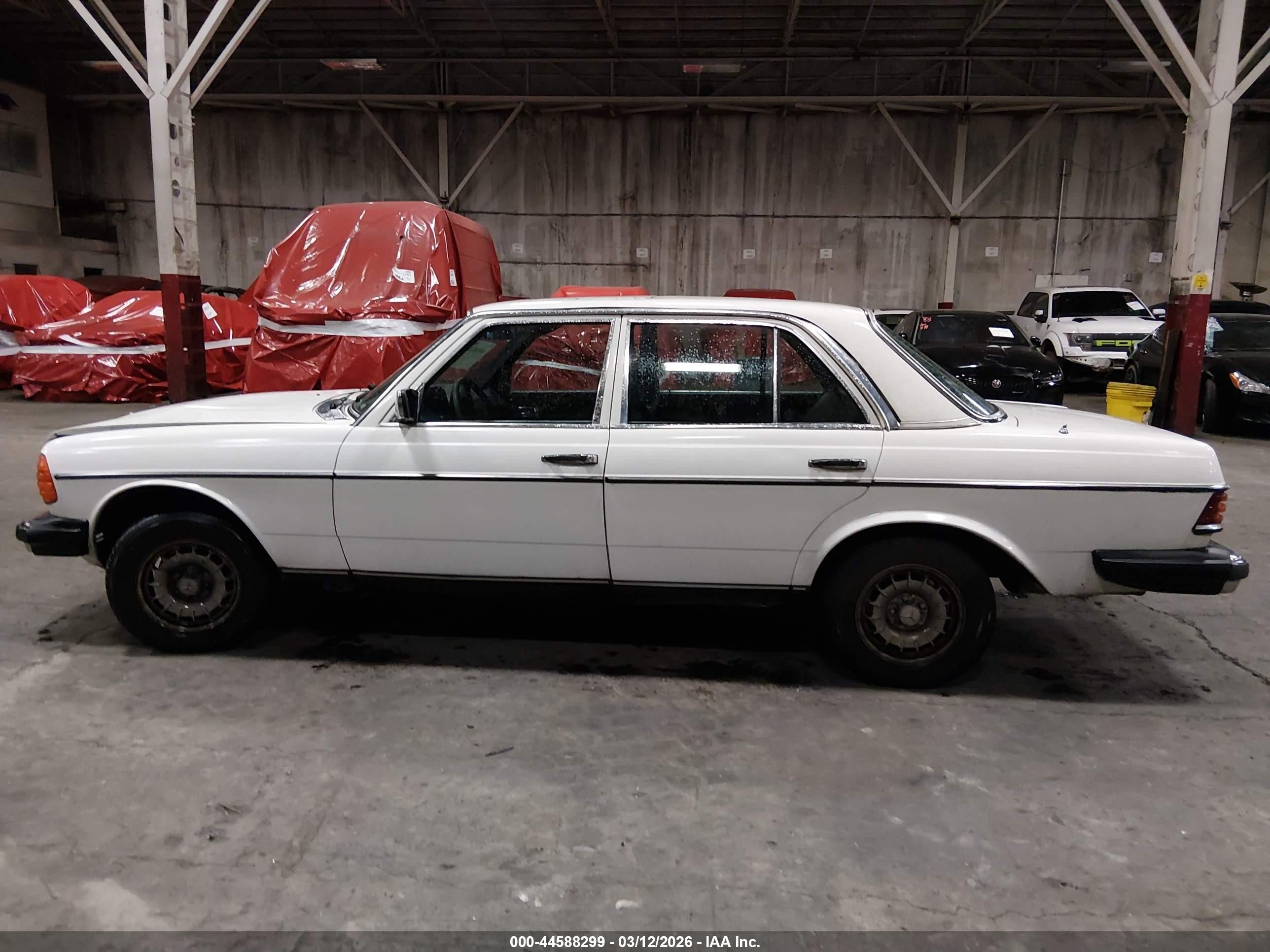 1982 Mercedes-benz 300 Dt White vin: WDBAB33A6CB002220