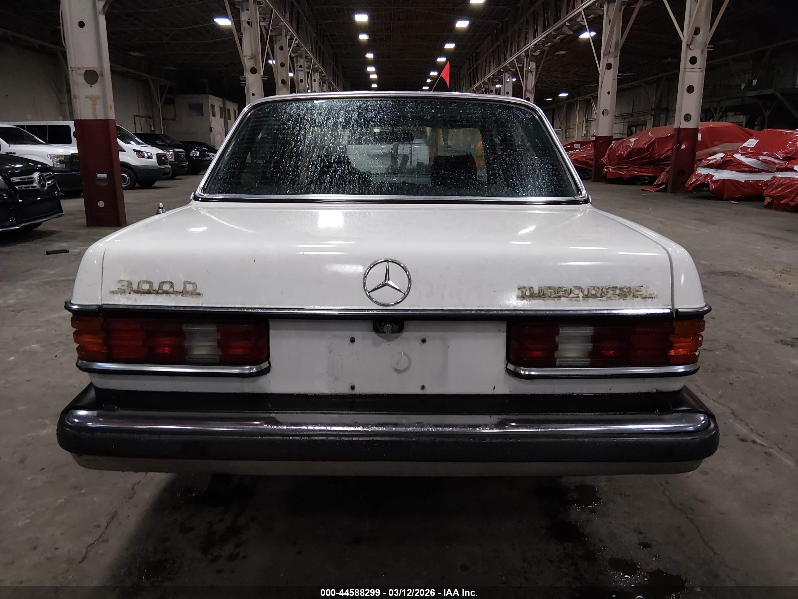 1982 Mercedes-benz 300 Dt White vin: WDBAB33A6CB002220