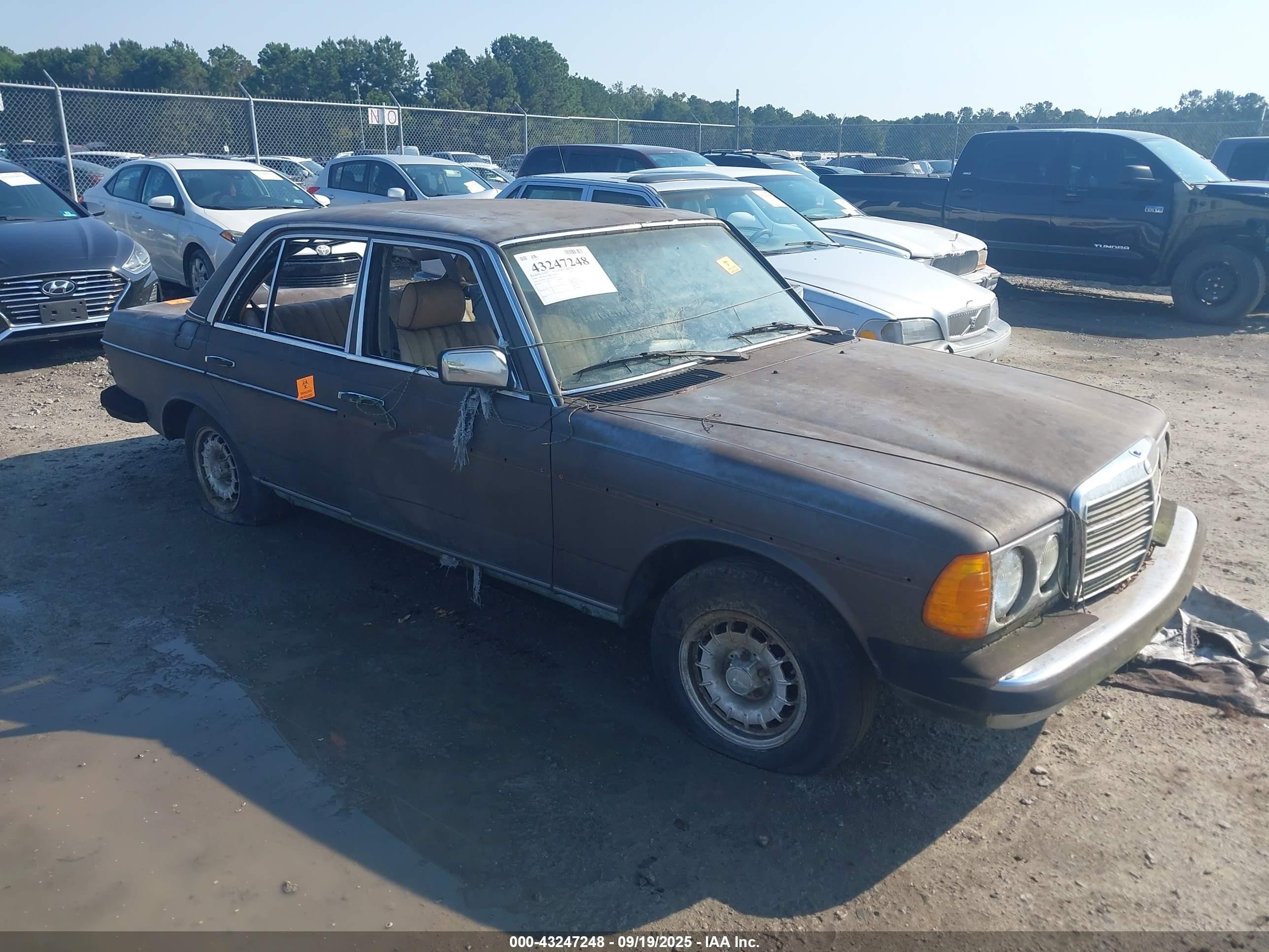 1983 Mercedes-benz 300 Dt Коричневый vin: WDBAB33A8DB016072