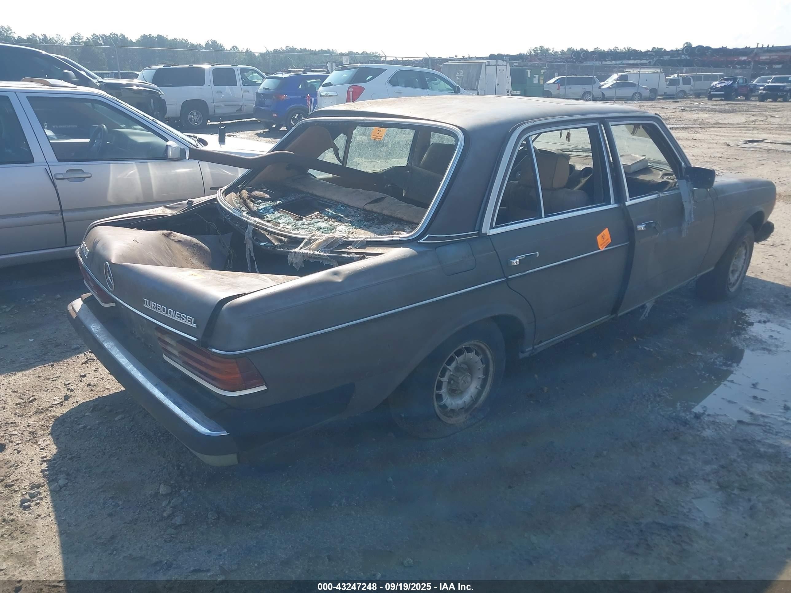 1983 Mercedes-benz 300 Dt Коричневый vin: WDBAB33A8DB016072