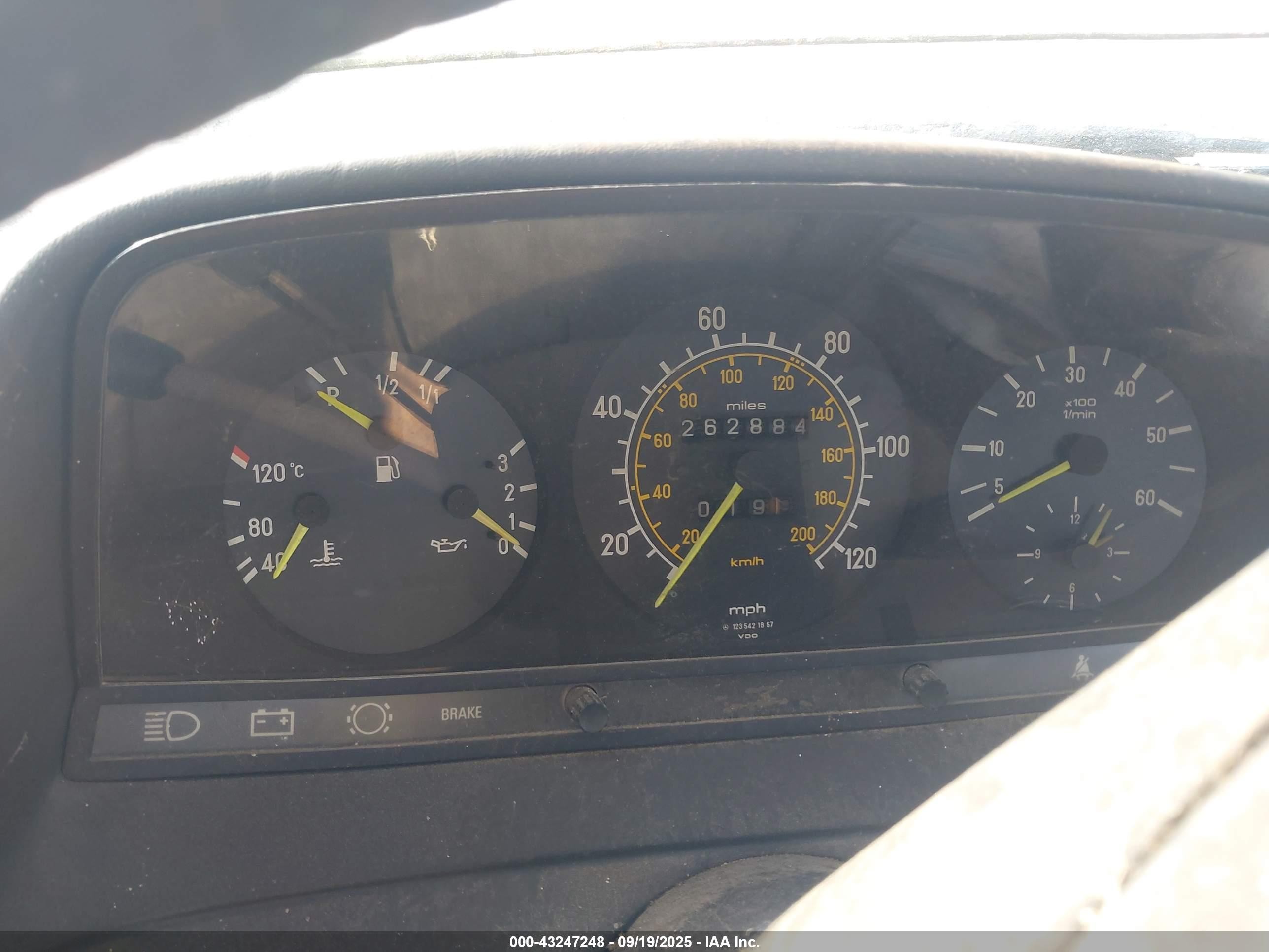 1983 Mercedes-benz 300 Dt Коричневый vin: WDBAB33A8DB016072