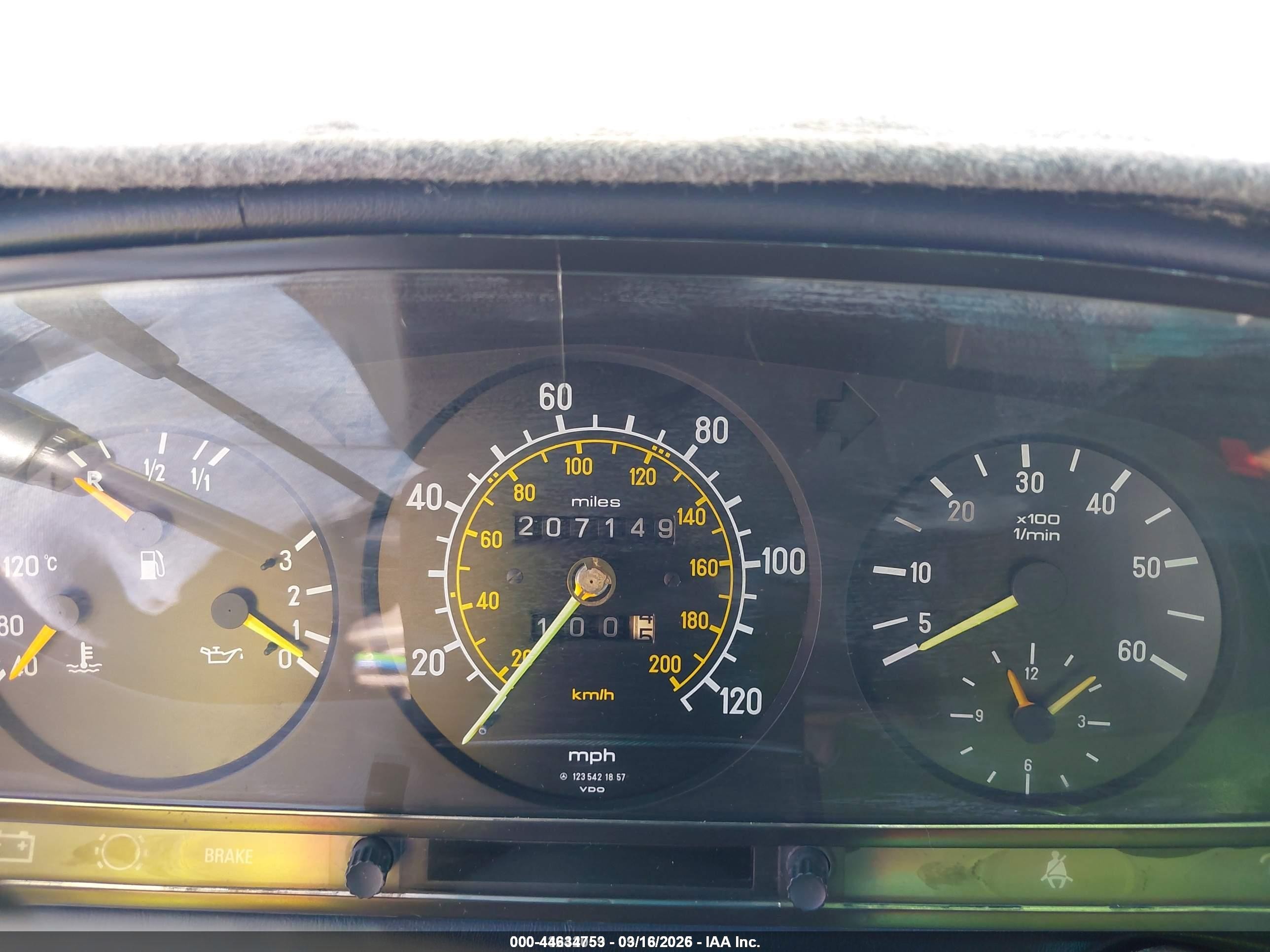 1983 Mercedes-benz 300 Dt Серебряный vin: WDBAB33A9DB030157