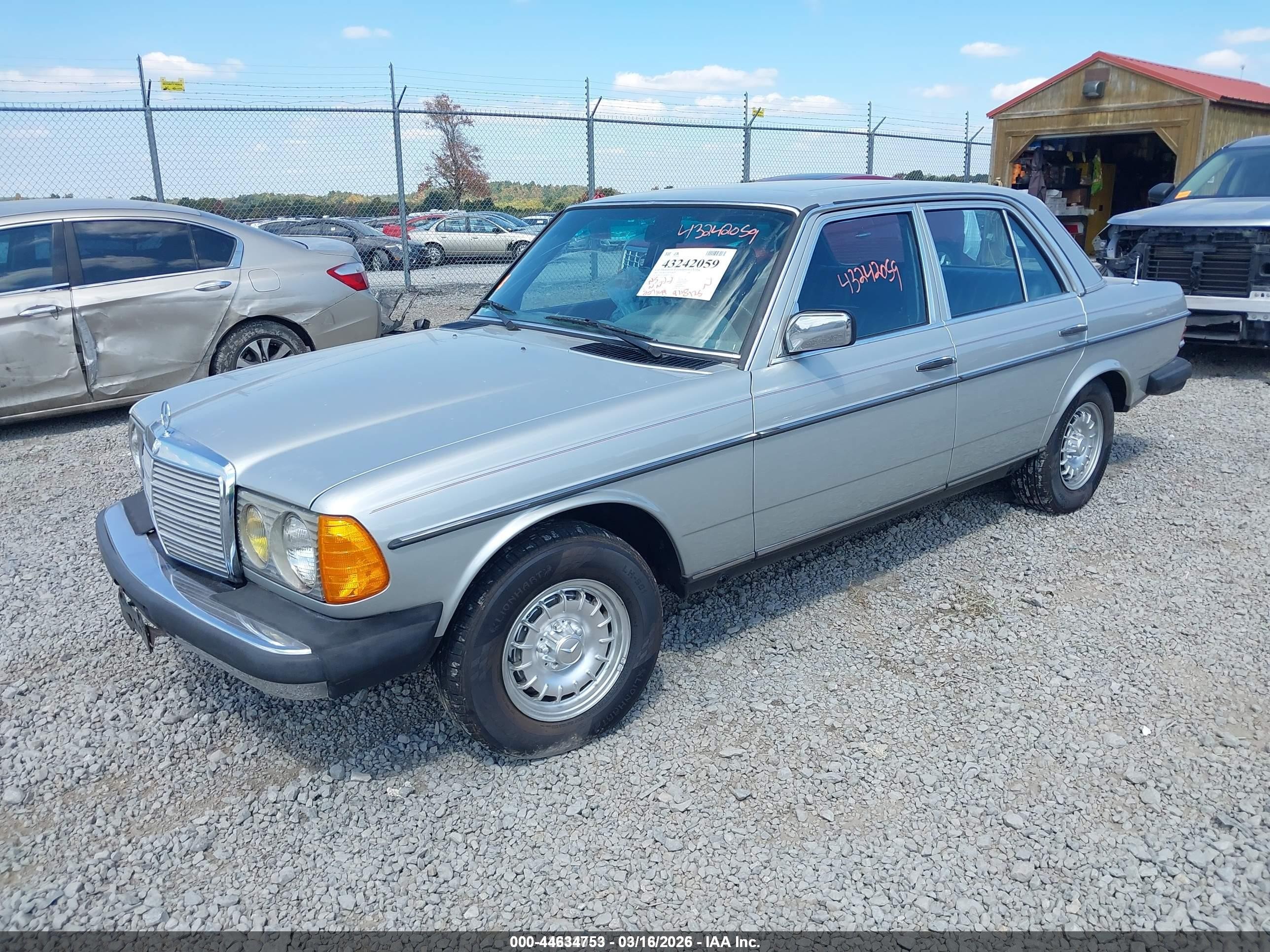 1983 Mercedes-benz 300 Dt Серебряный vin: WDBAB33A9DB030157