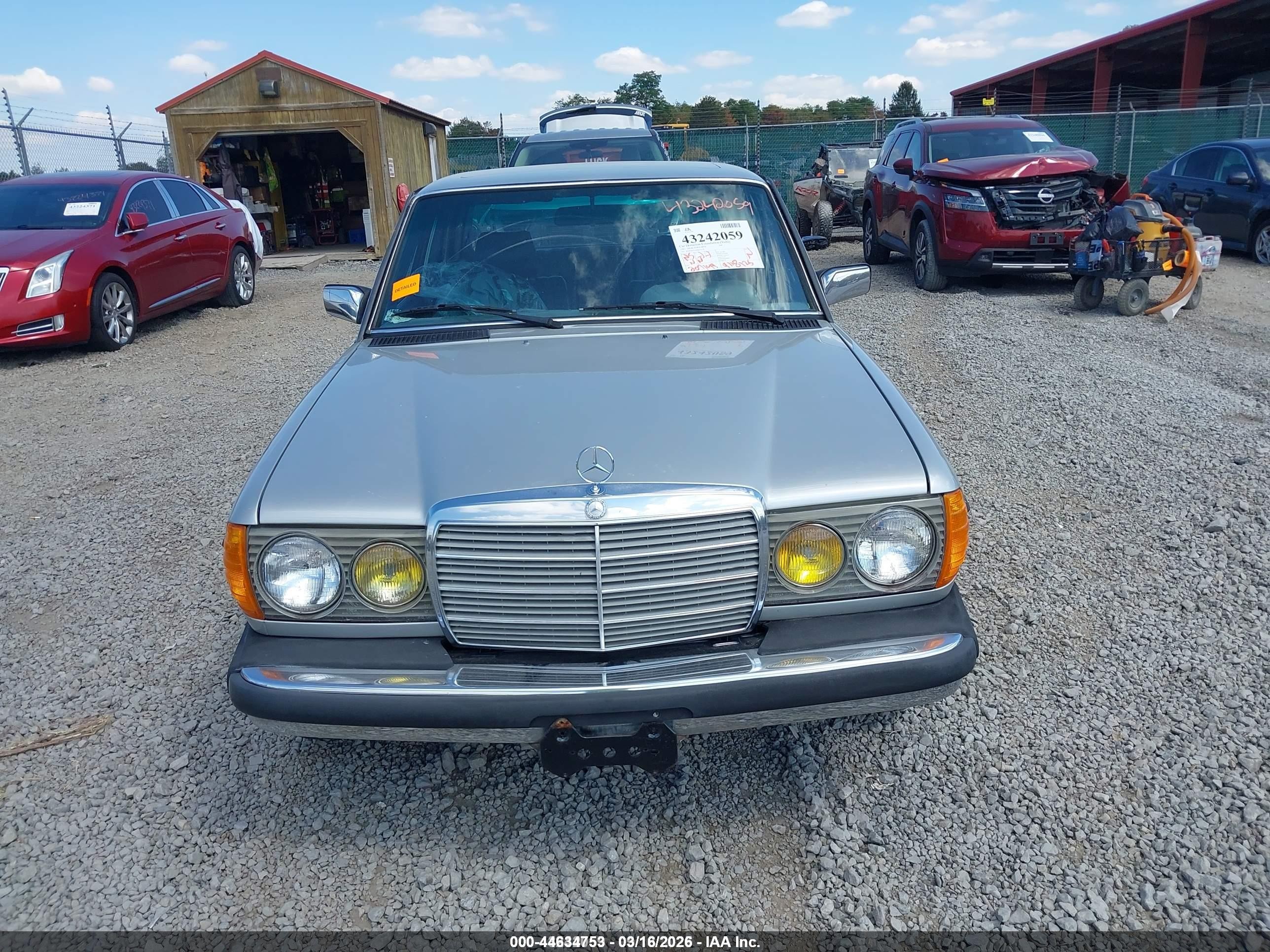 1983 Mercedes-benz 300 Dt Серебряный vin: WDBAB33A9DB030157