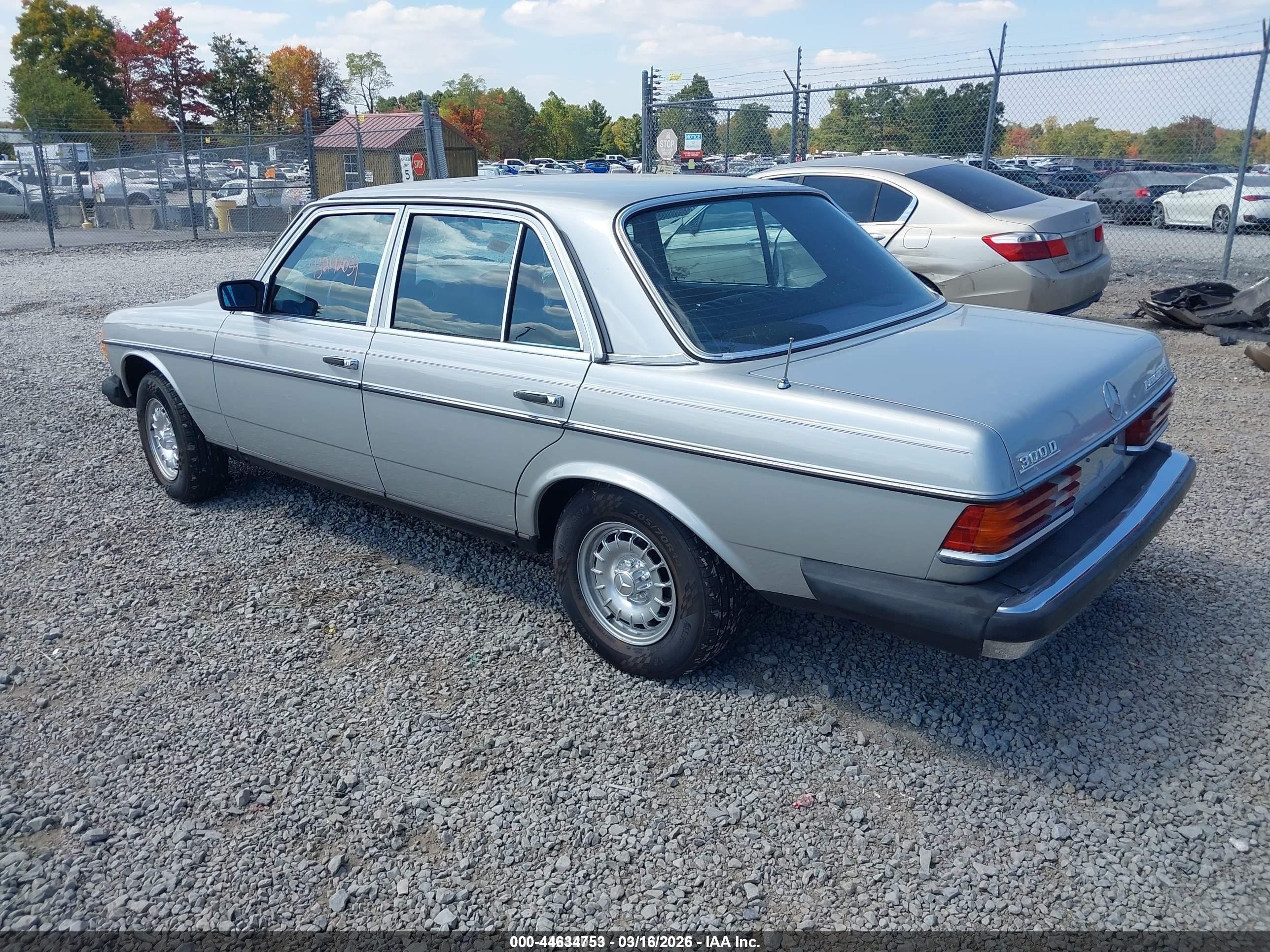 1983 Mercedes-benz 300 Dt Серебряный vin: WDBAB33A9DB030157