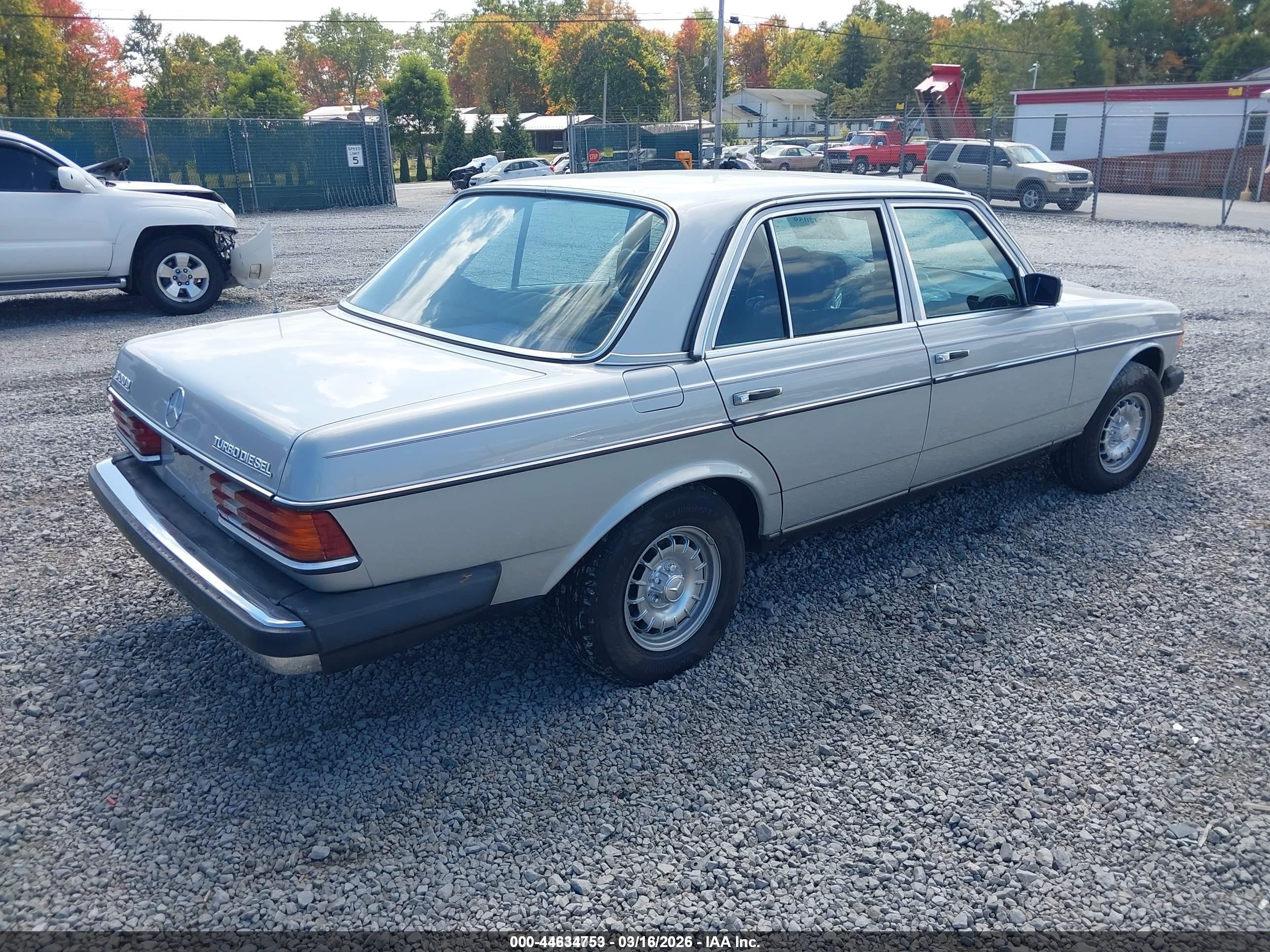1983 Mercedes-benz 300 Dt Серебряный vin: WDBAB33A9DB030157