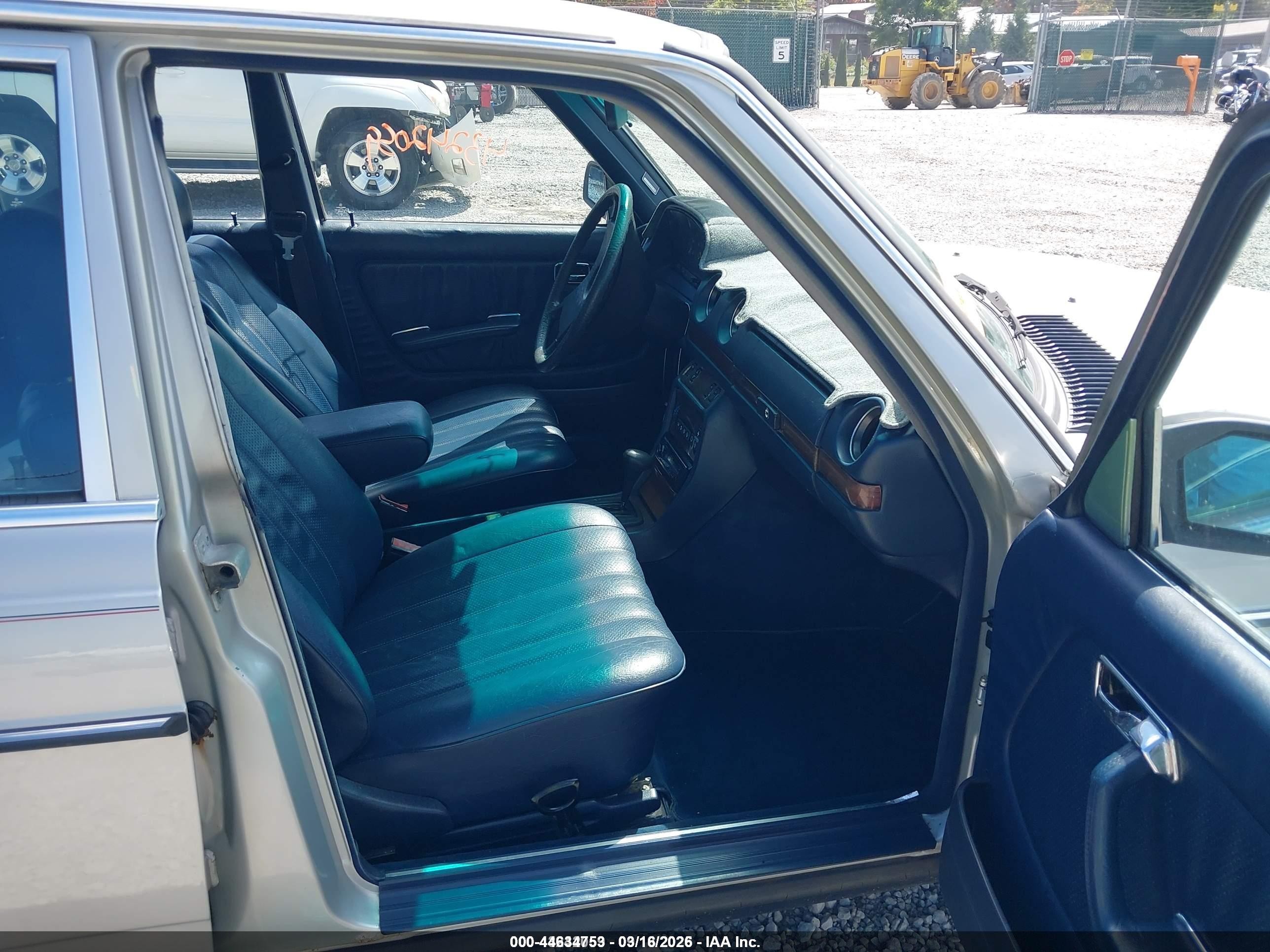 1983 Mercedes-benz 300 Dt Серебряный vin: WDBAB33A9DB030157