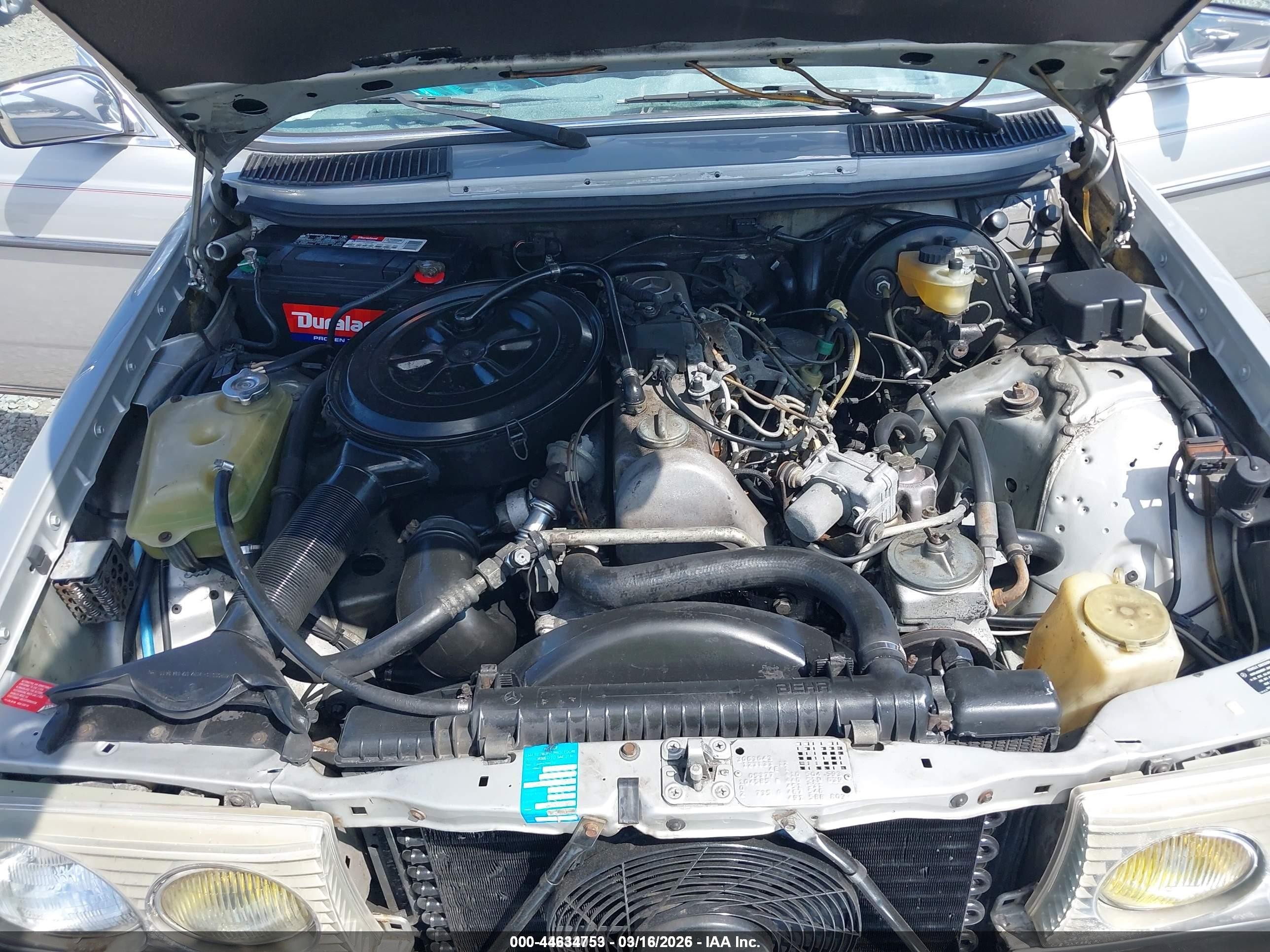 1983 Mercedes-benz 300 Dt Серебряный vin: WDBAB33A9DB030157