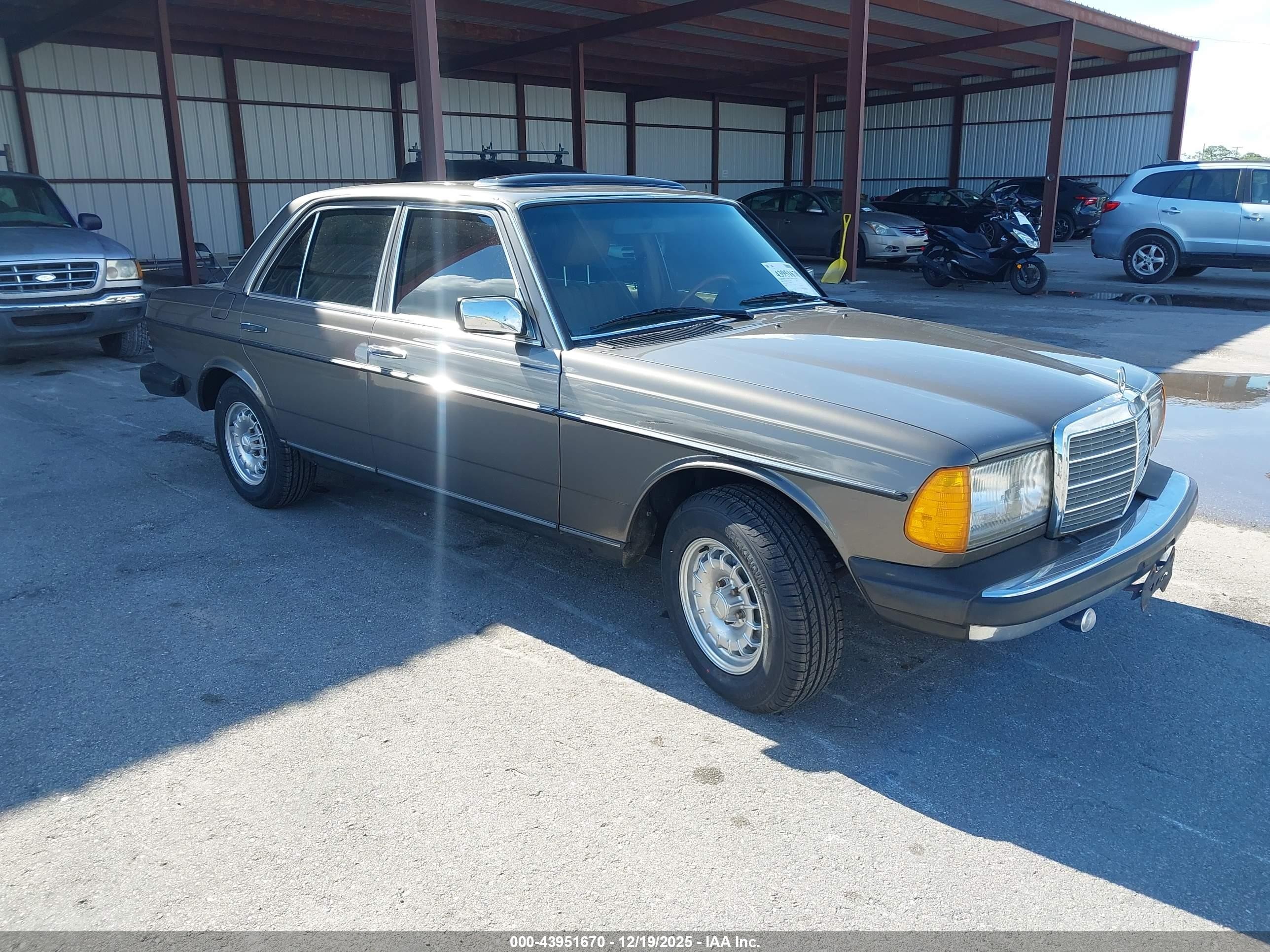 1983 Mercedes-benz 300 Dt Коричневый vin: WDBAB33A9DB030997