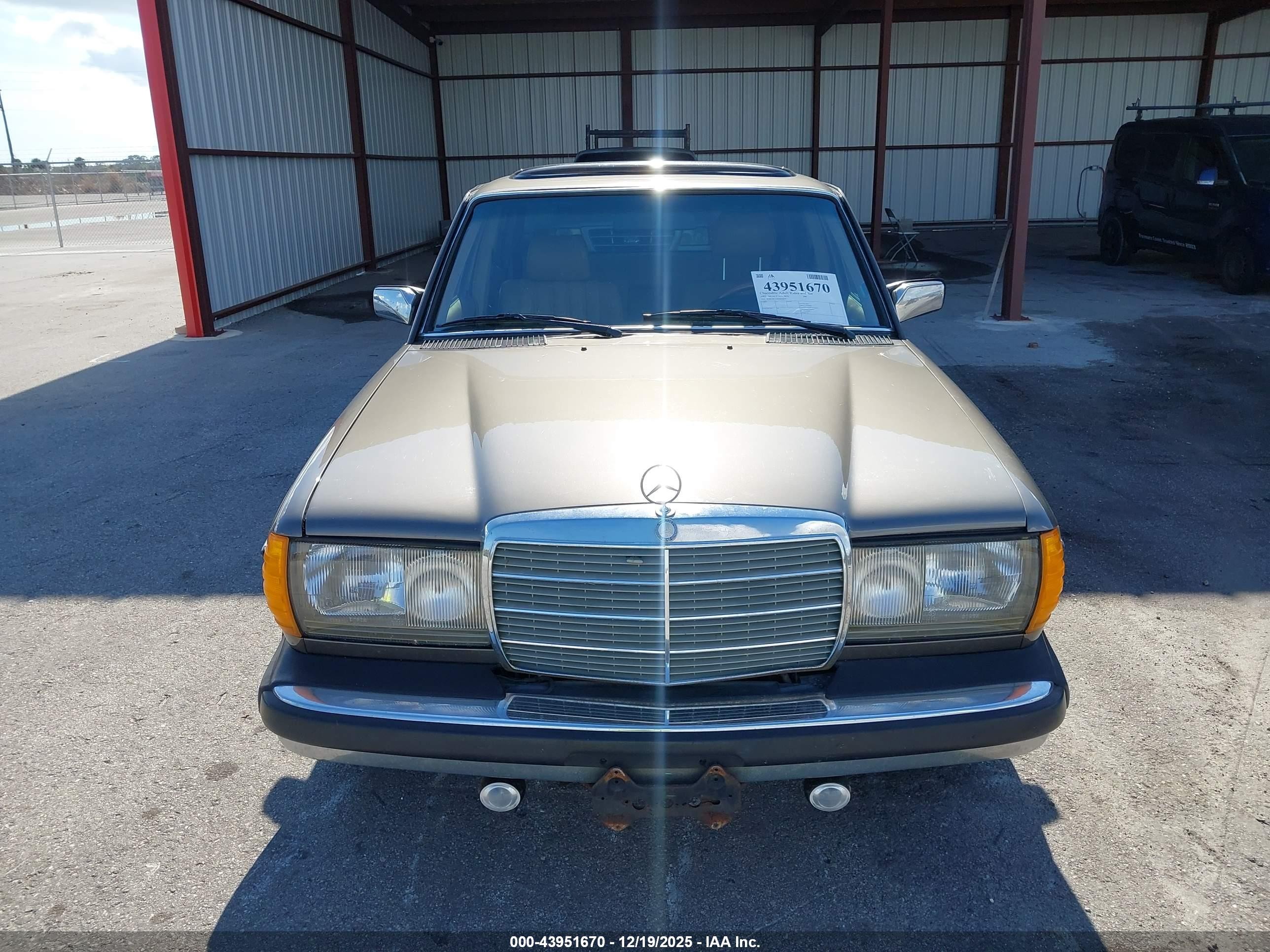1983 Mercedes-benz 300 Dt Коричневый vin: WDBAB33A9DB030997