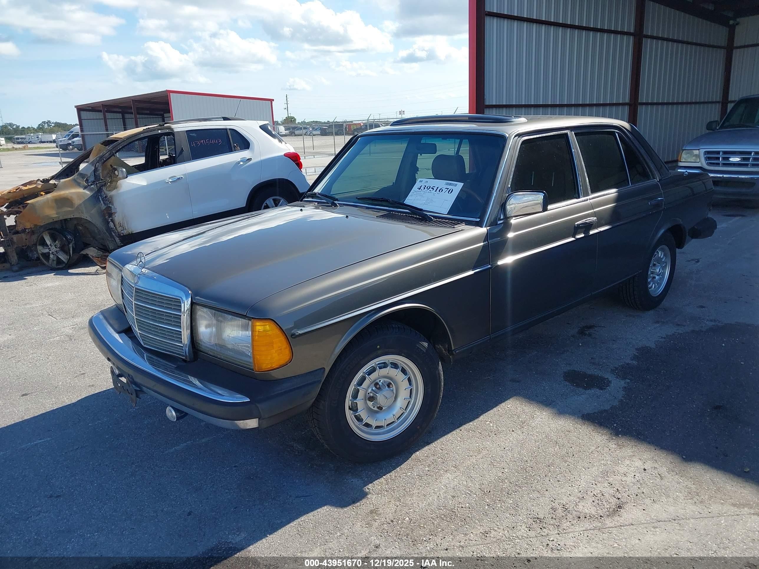 1983 Mercedes-benz 300 Dt Коричневый vin: WDBAB33A9DB030997
