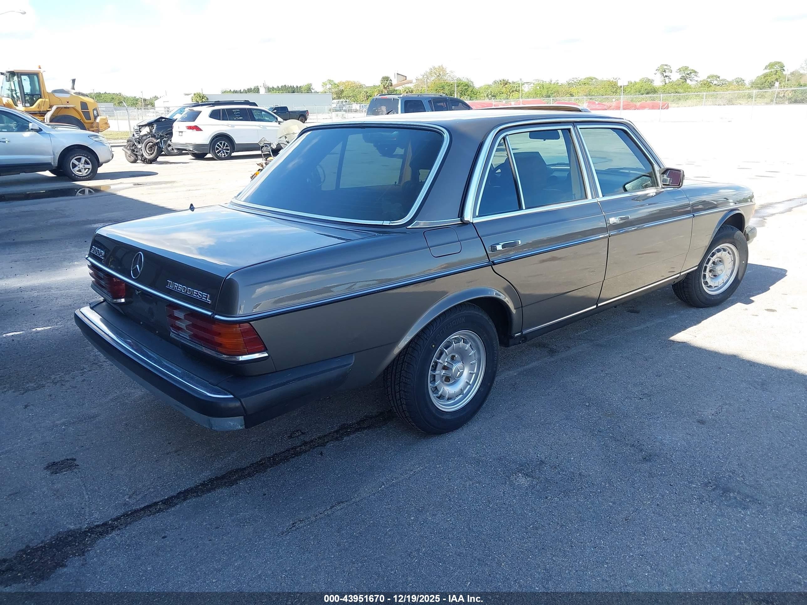 1983 Mercedes-benz 300 Dt Коричневый vin: WDBAB33A9DB030997