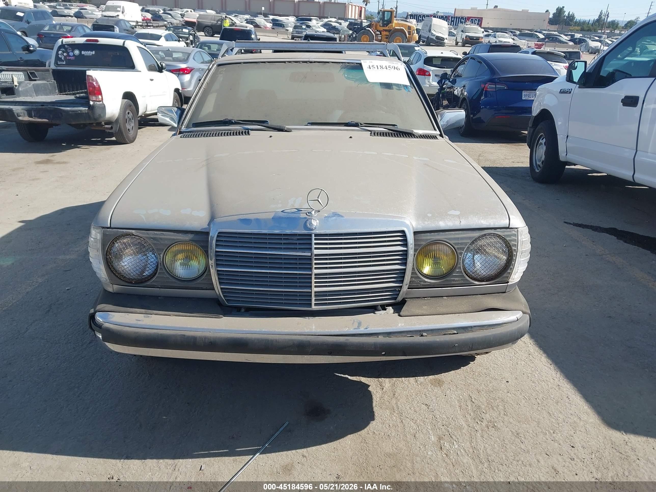 1984 Mercedes-benz 300 Cdt Серебряный vin: WDBAB53A1EA050275