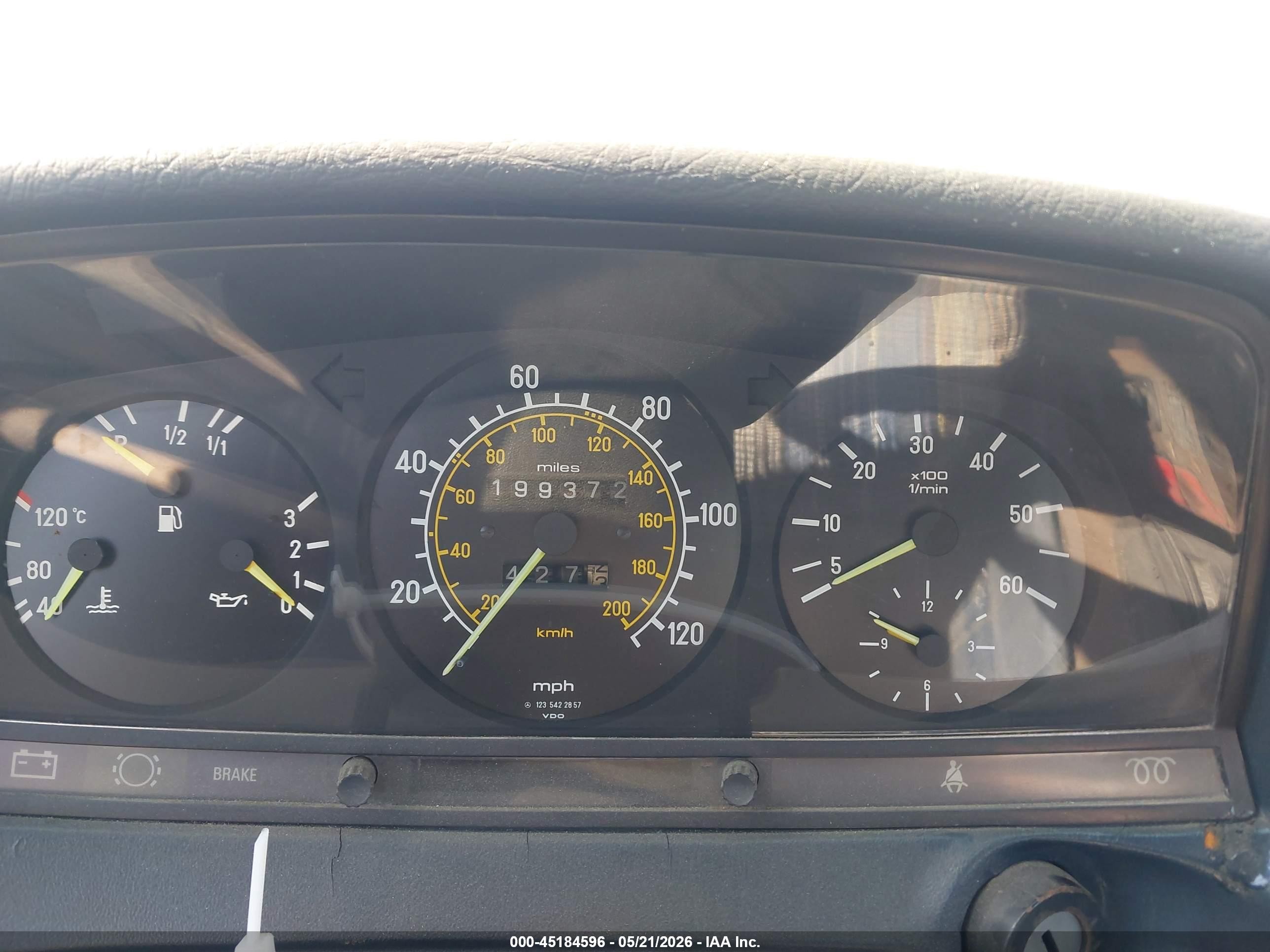 1984 Mercedes-benz 300 Cdt Серебряный vin: WDBAB53A1EA050275