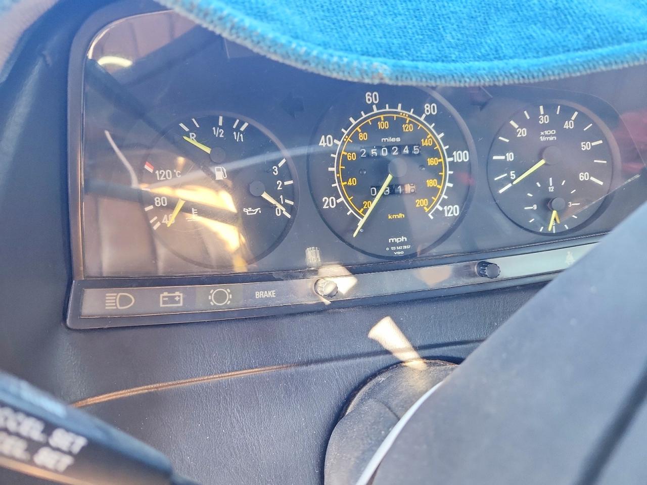1984 Mercedes-benz 300 Cdt Gold vin: WDBAB53A4EA119962