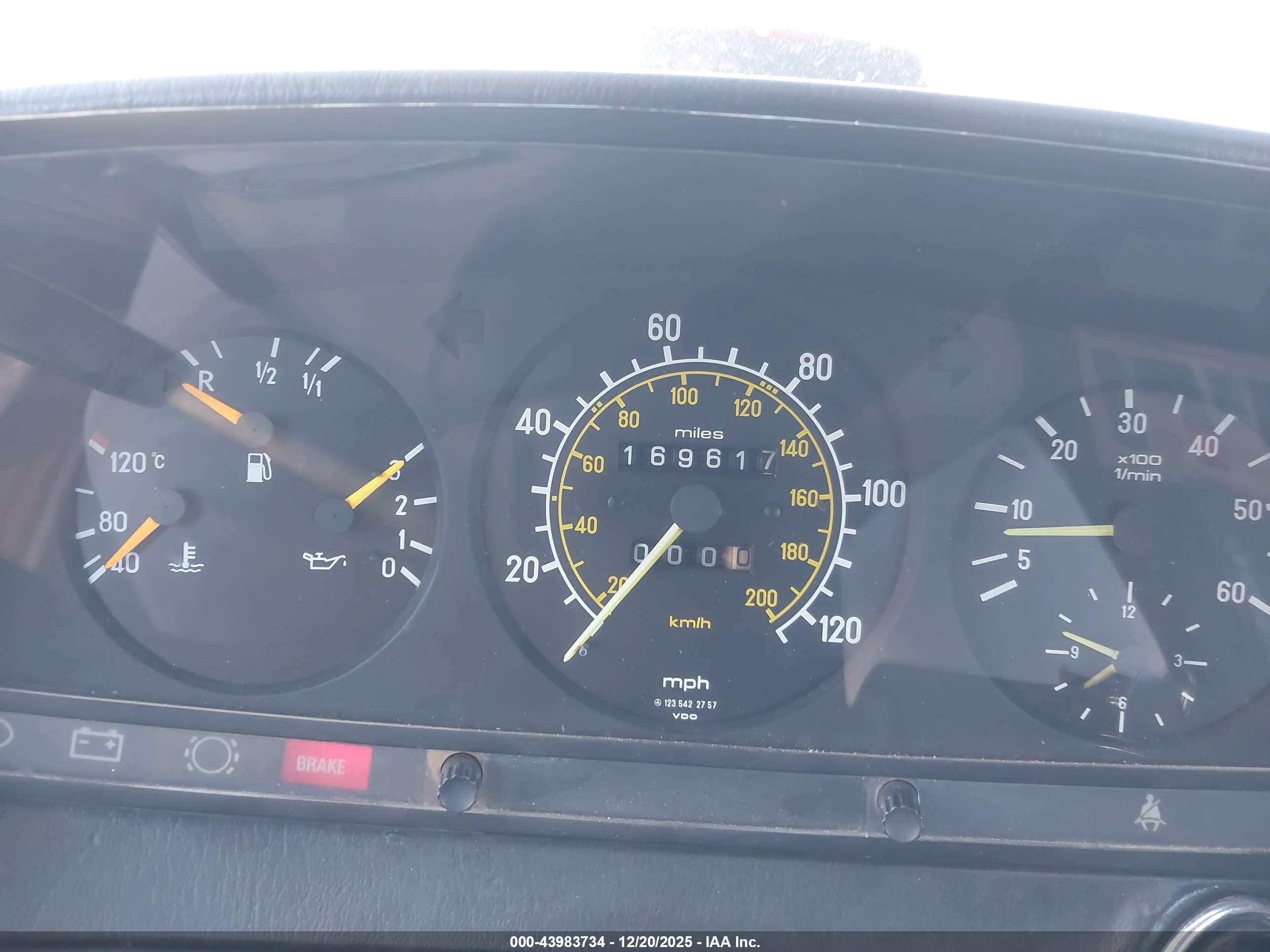 1984 Mercedes-benz 300 Cdt Бежевый vin: WDBAB53A7EA105876