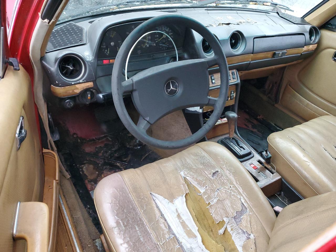 1982 Mercedes-benz 300 Tdt Red vin: WDBAB93A1CN007777
