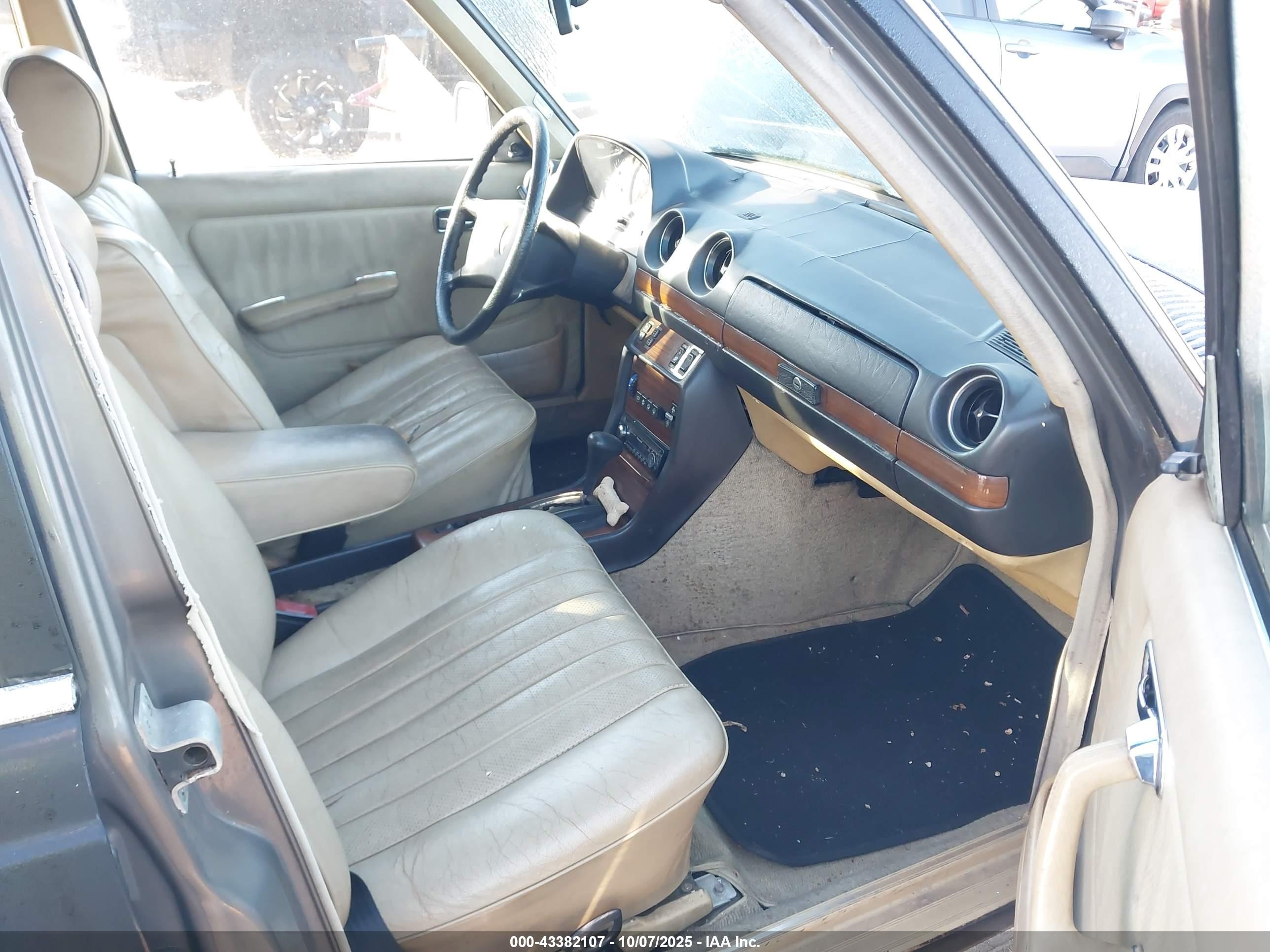 1982 Mercedes-benz 300 Tdt Black vin: WDBAB93A4CN011161