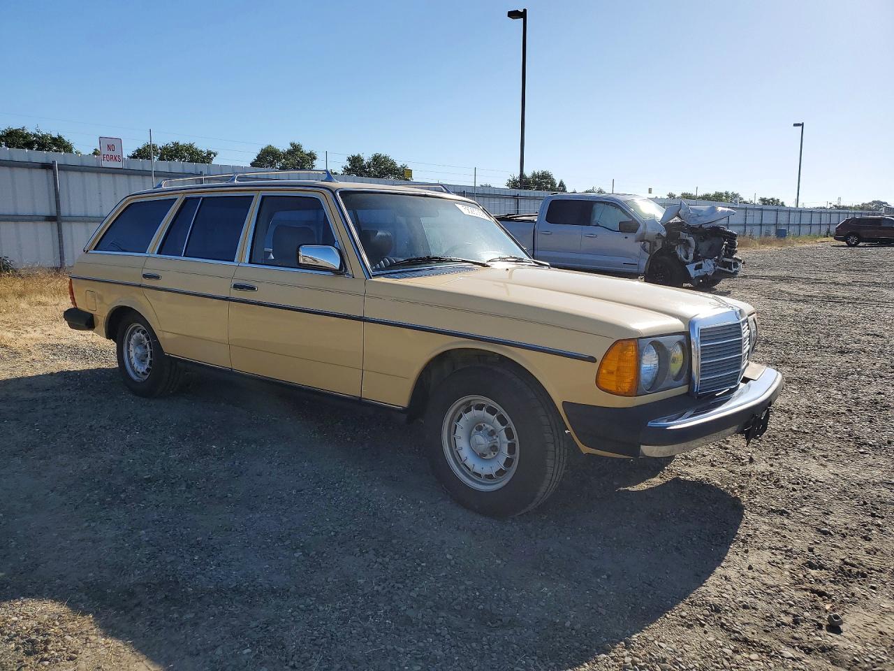 1981 Mercedes-benz 300 Td Cream vin: WDBAB93A5BN005481