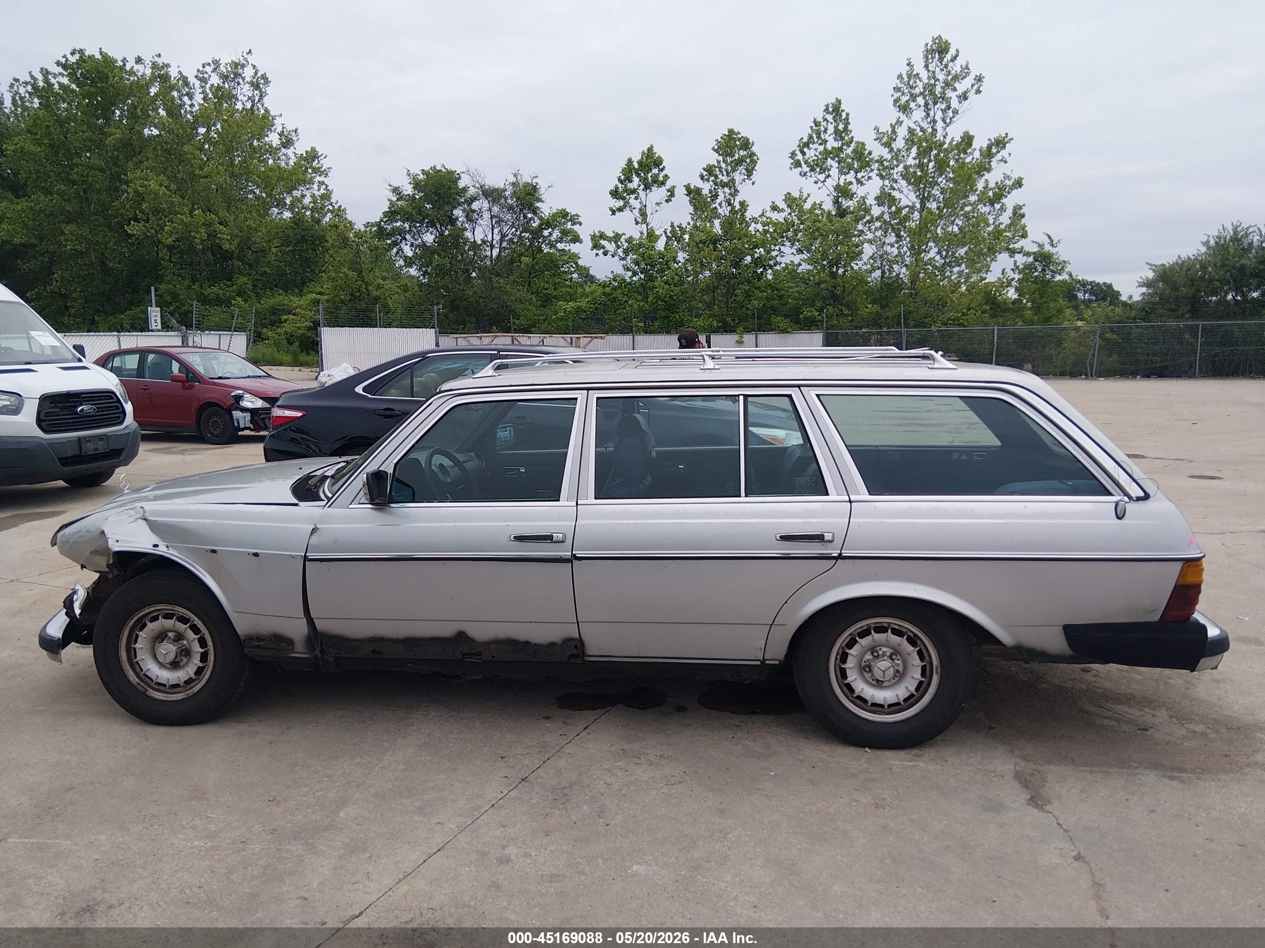 1983 Mercedes-benz 300 Tdt Серый vin: WDBAB93AXDN014101