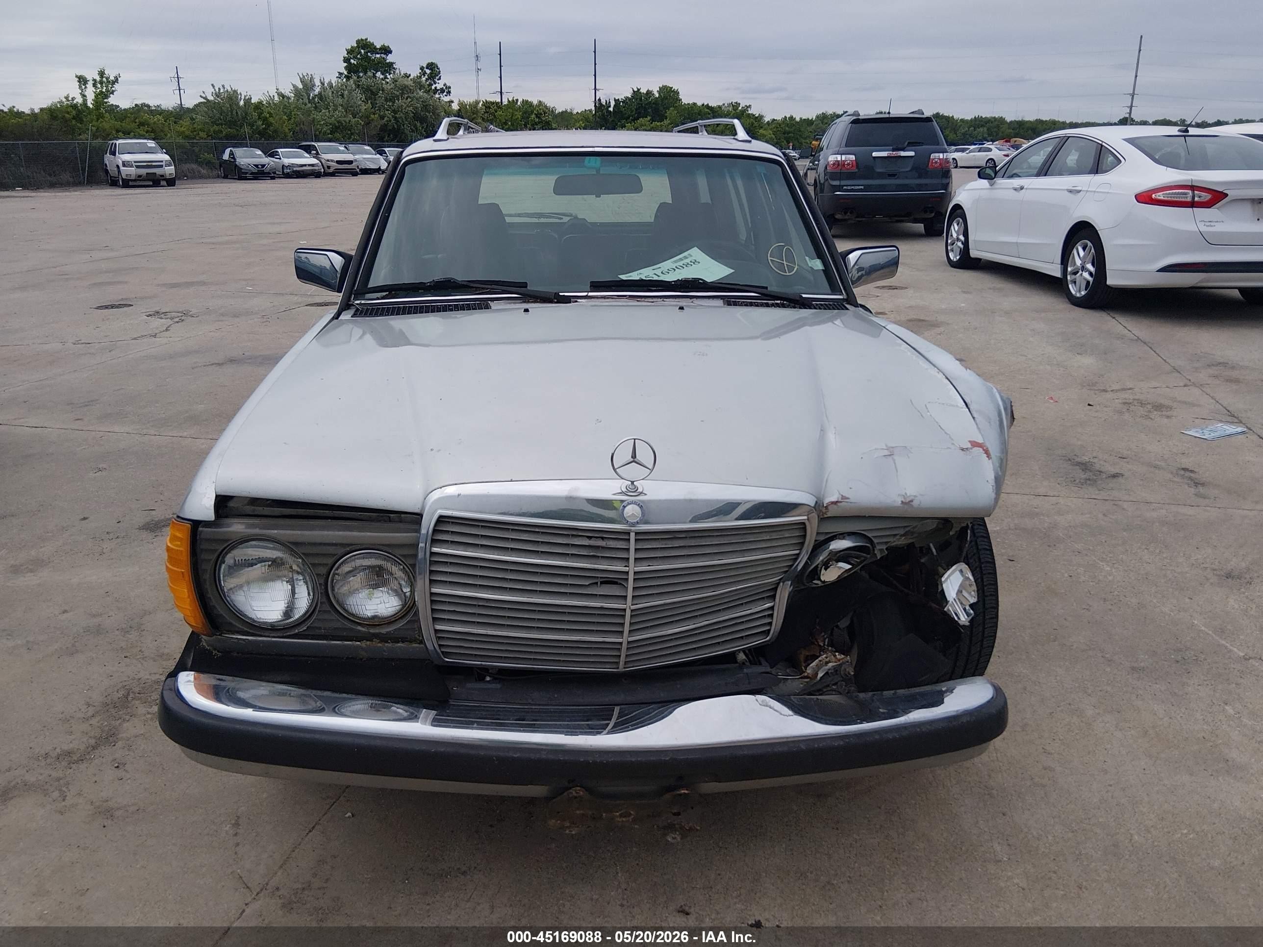 1983 Mercedes-benz 300 Tdt Серый vin: WDBAB93AXDN014101