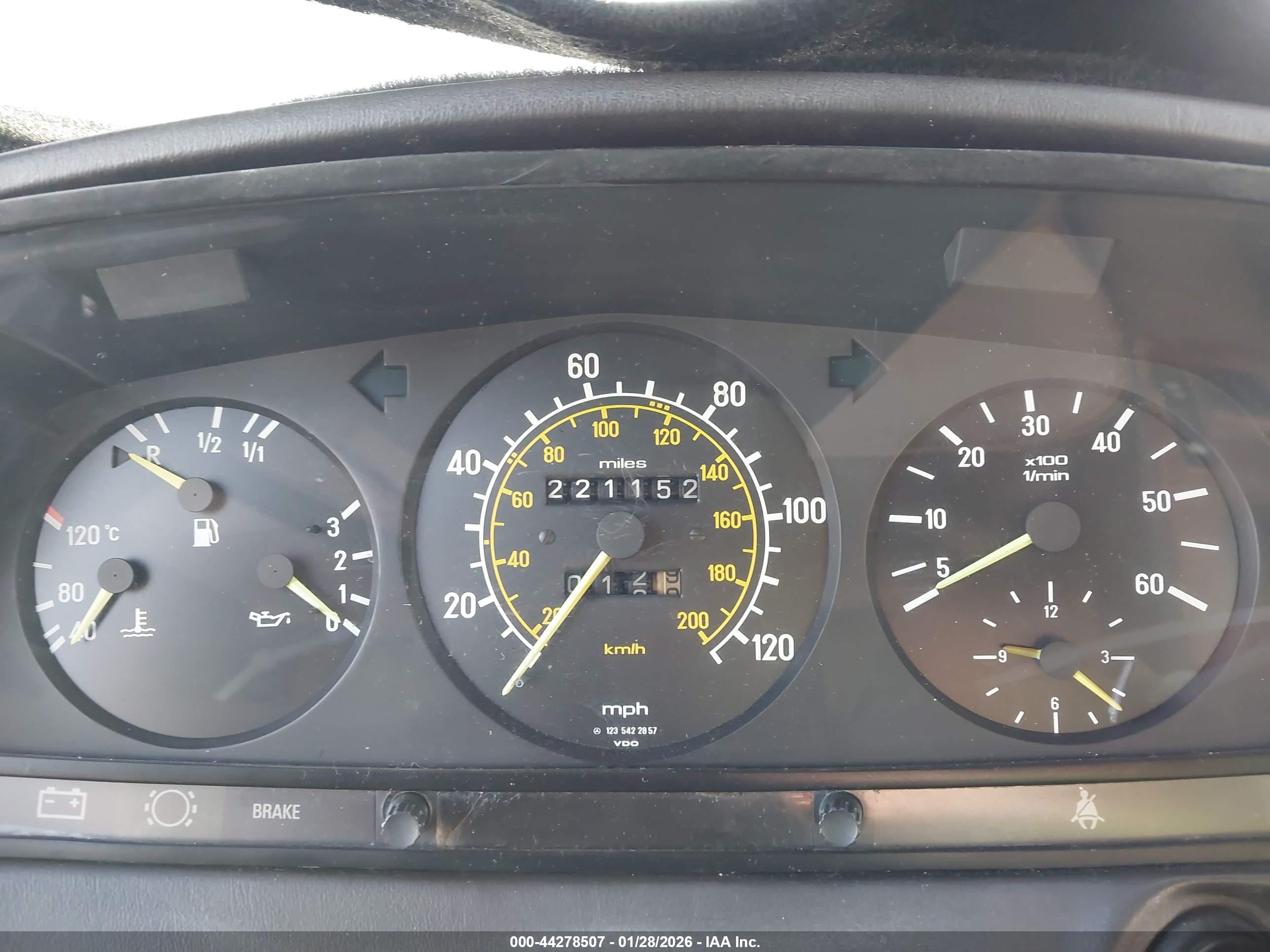 1984 Mercedes-benz 300 Tdt Белый vin: WDBAB93AXEF022839