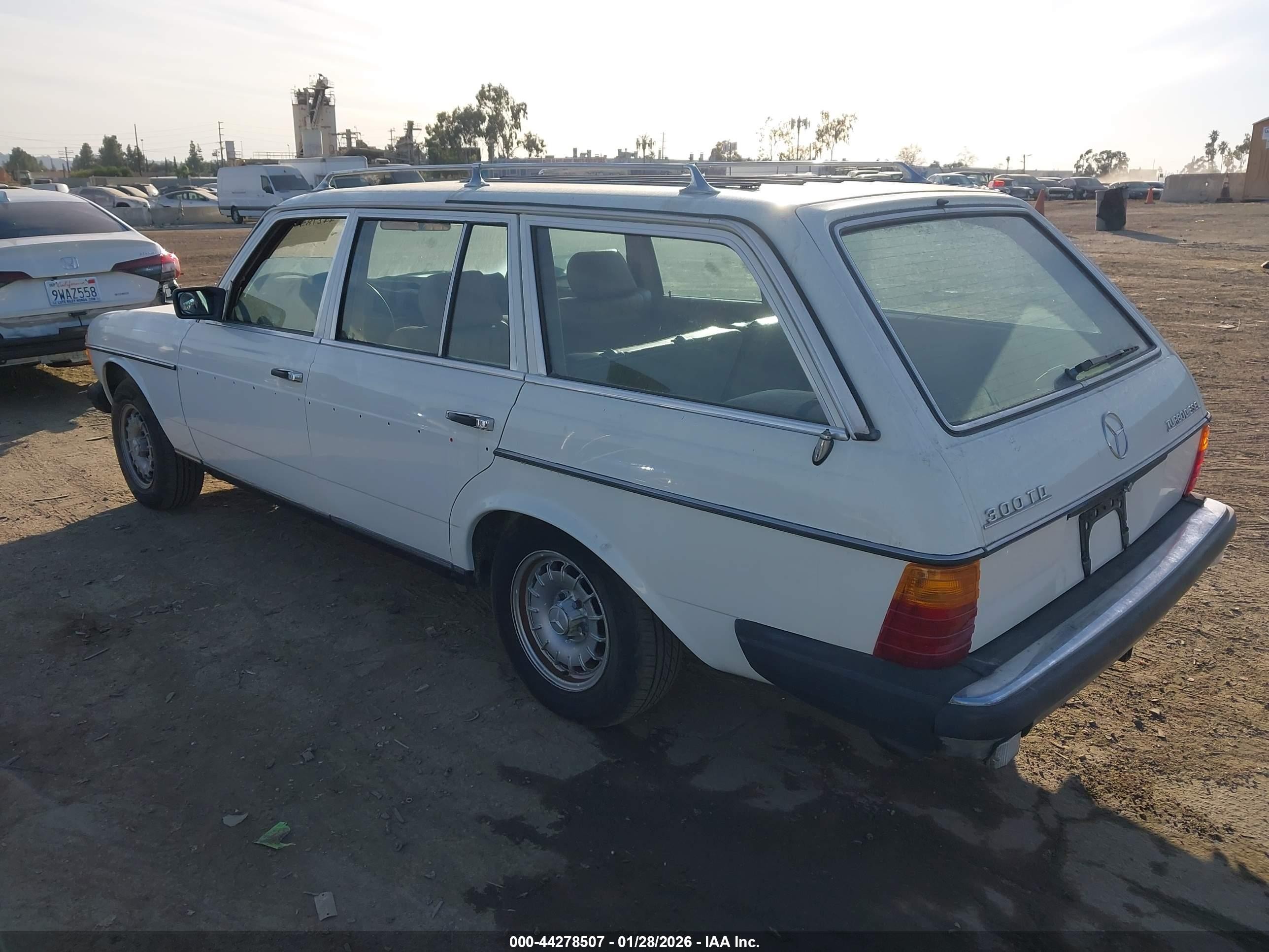 1984 Mercedes-benz 300 Tdt Белый vin: WDBAB93AXEF022839