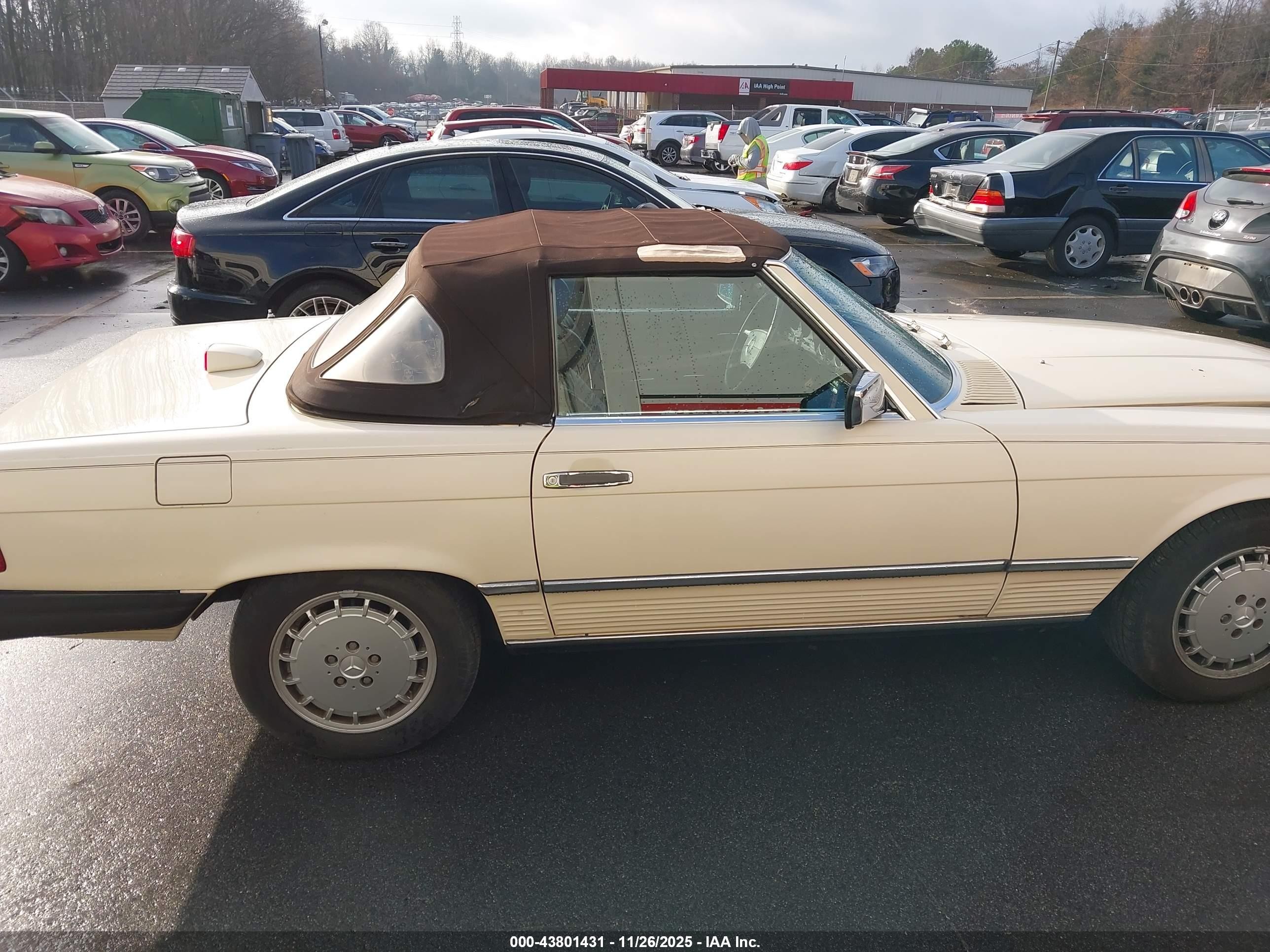 1987 Mercedes-benz 560 Sl Cream vin: WDBBA48D0HA070025