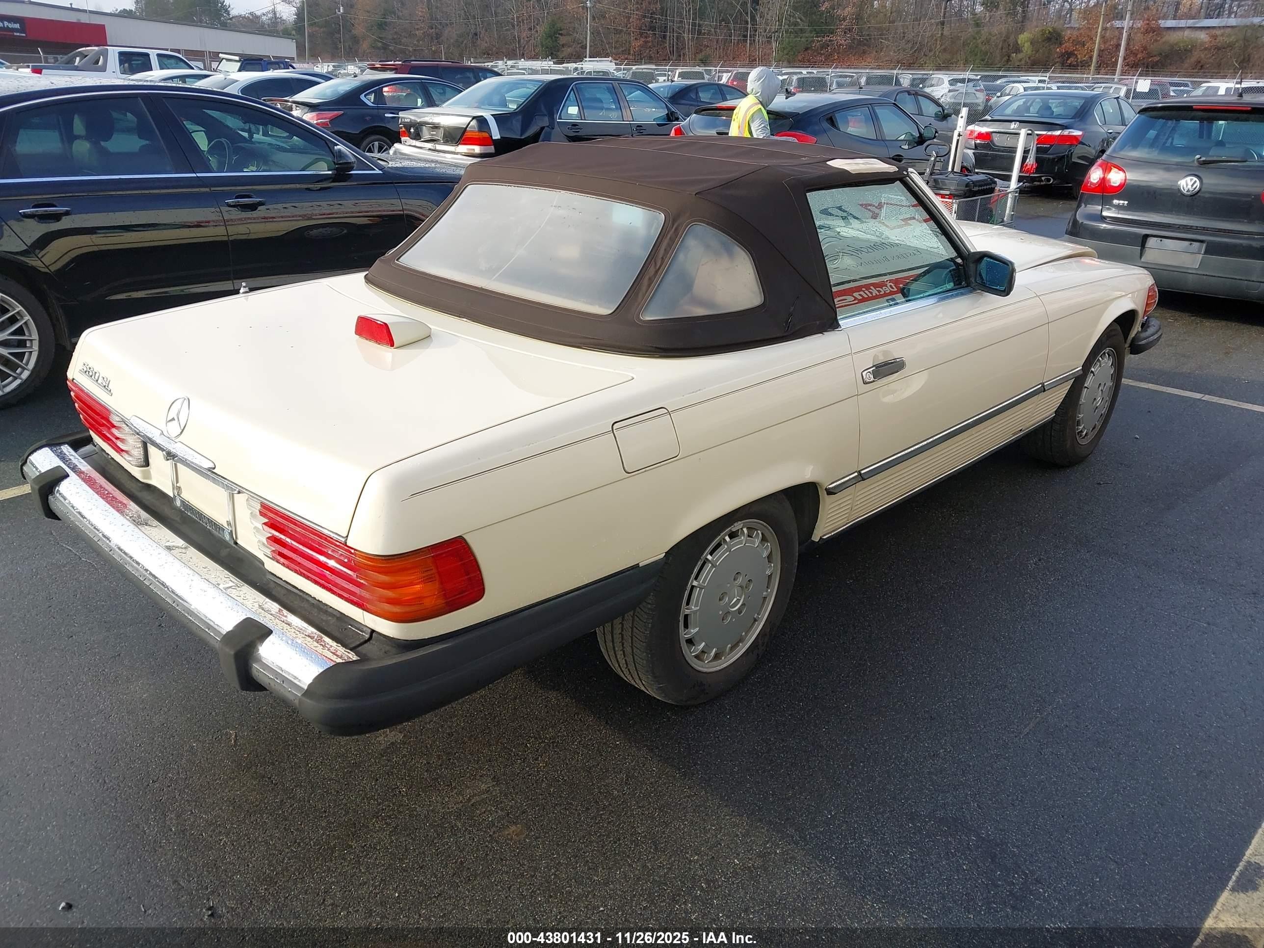 1987 Mercedes-benz 560 Sl Cream vin: WDBBA48D0HA070025