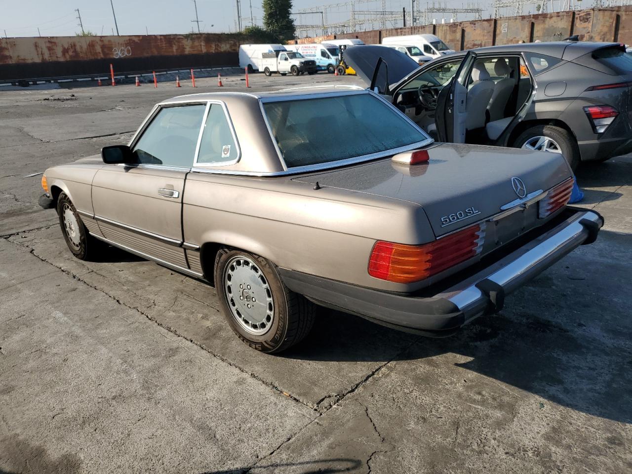 1987 Mercedes-benz 560 Sl Gold vin: WDBBA48D6HA072040