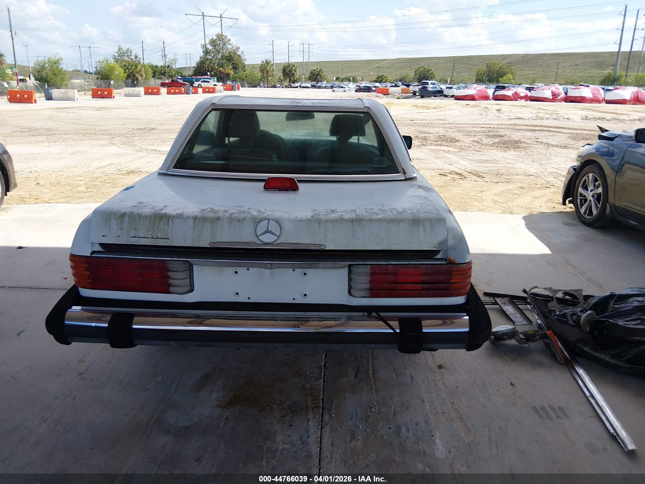 1987 Mercedes-benz 560 Sl White vin: WDBBA48D7HA060446