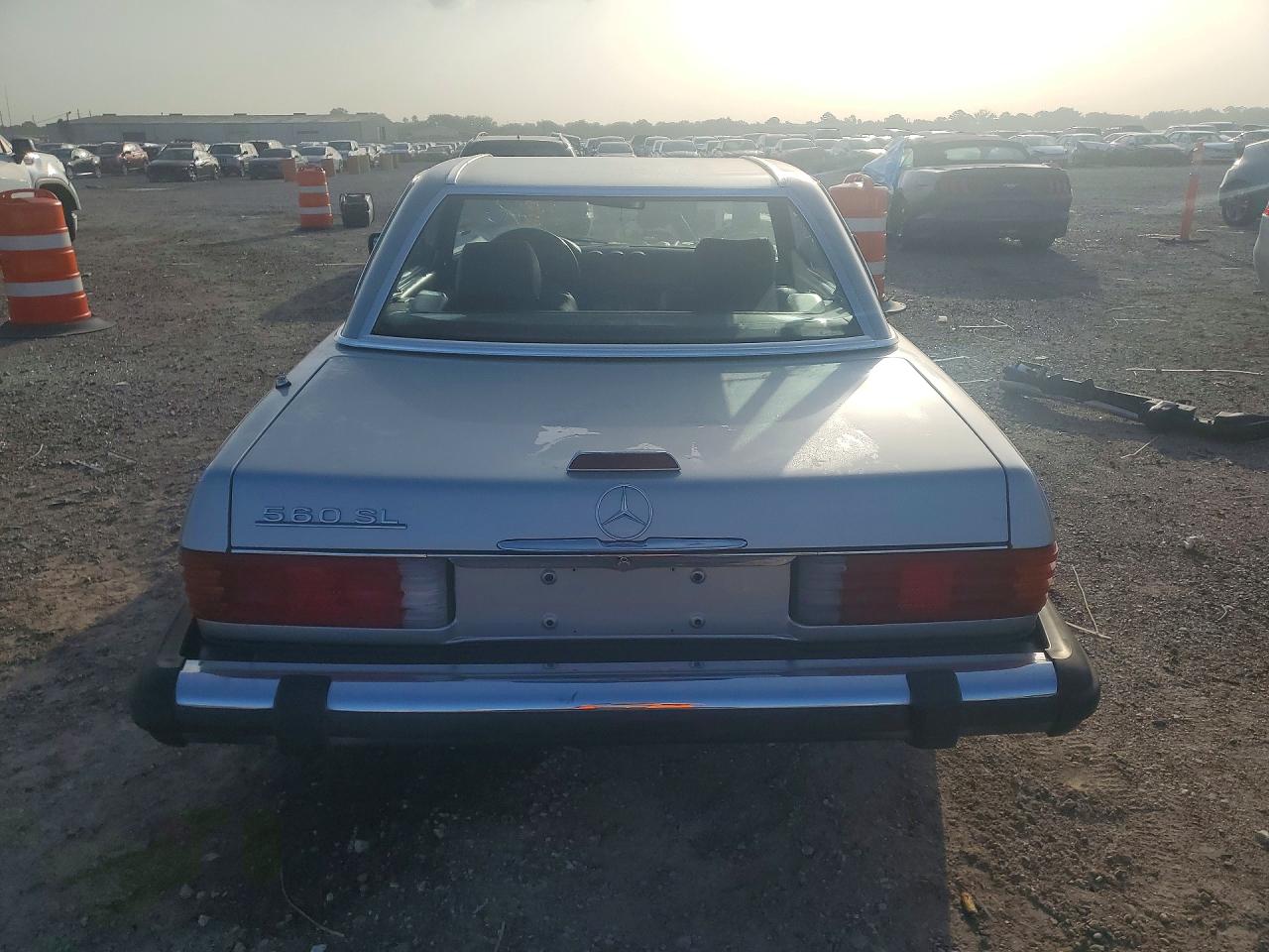 1988 Mercedes-benz 560 Sl Серебряный vin: WDBBA48D7JA085529