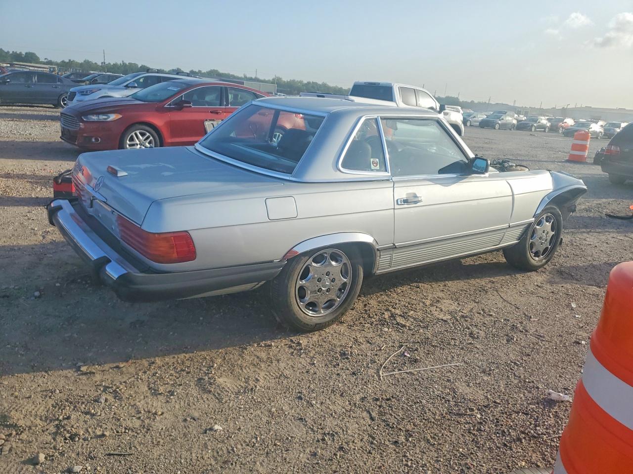 1988 Mercedes-benz 560 Sl Серебряный vin: WDBBA48D7JA085529