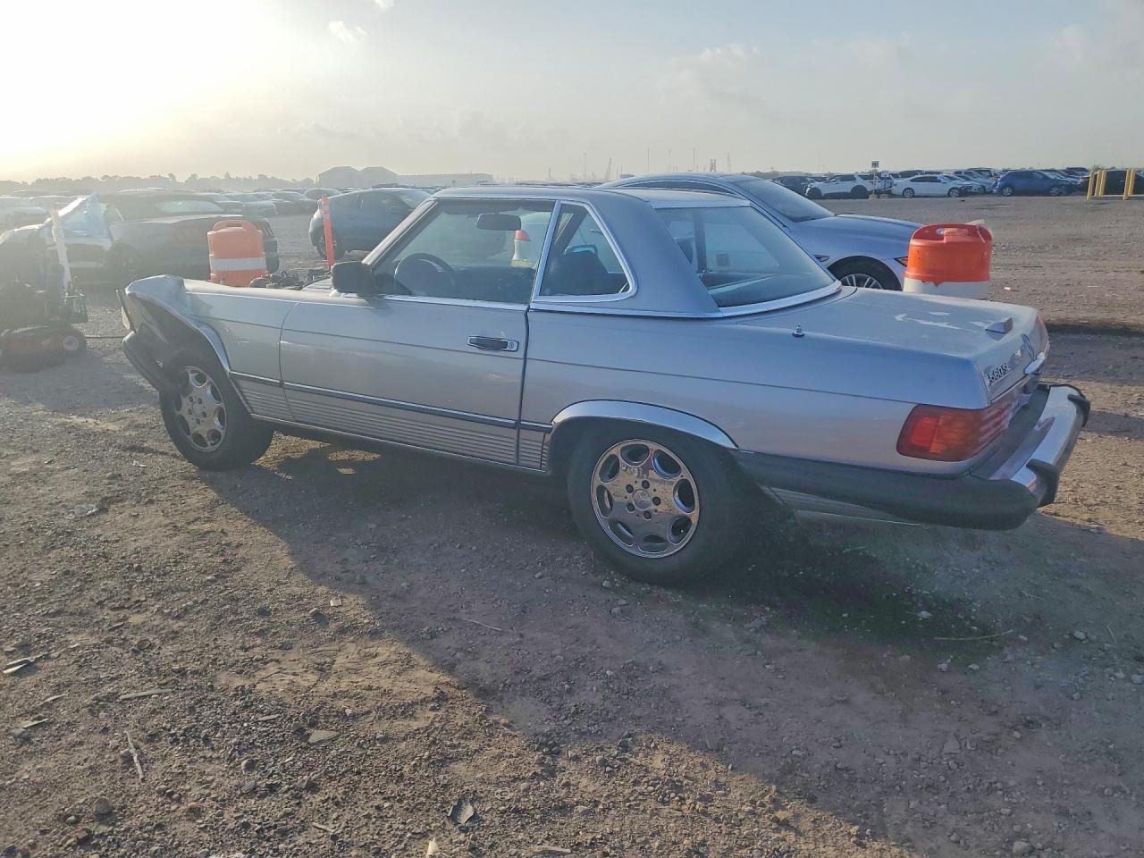 1988 Mercedes-benz 560 Sl Серебряный vin: WDBBA48D7JA085529