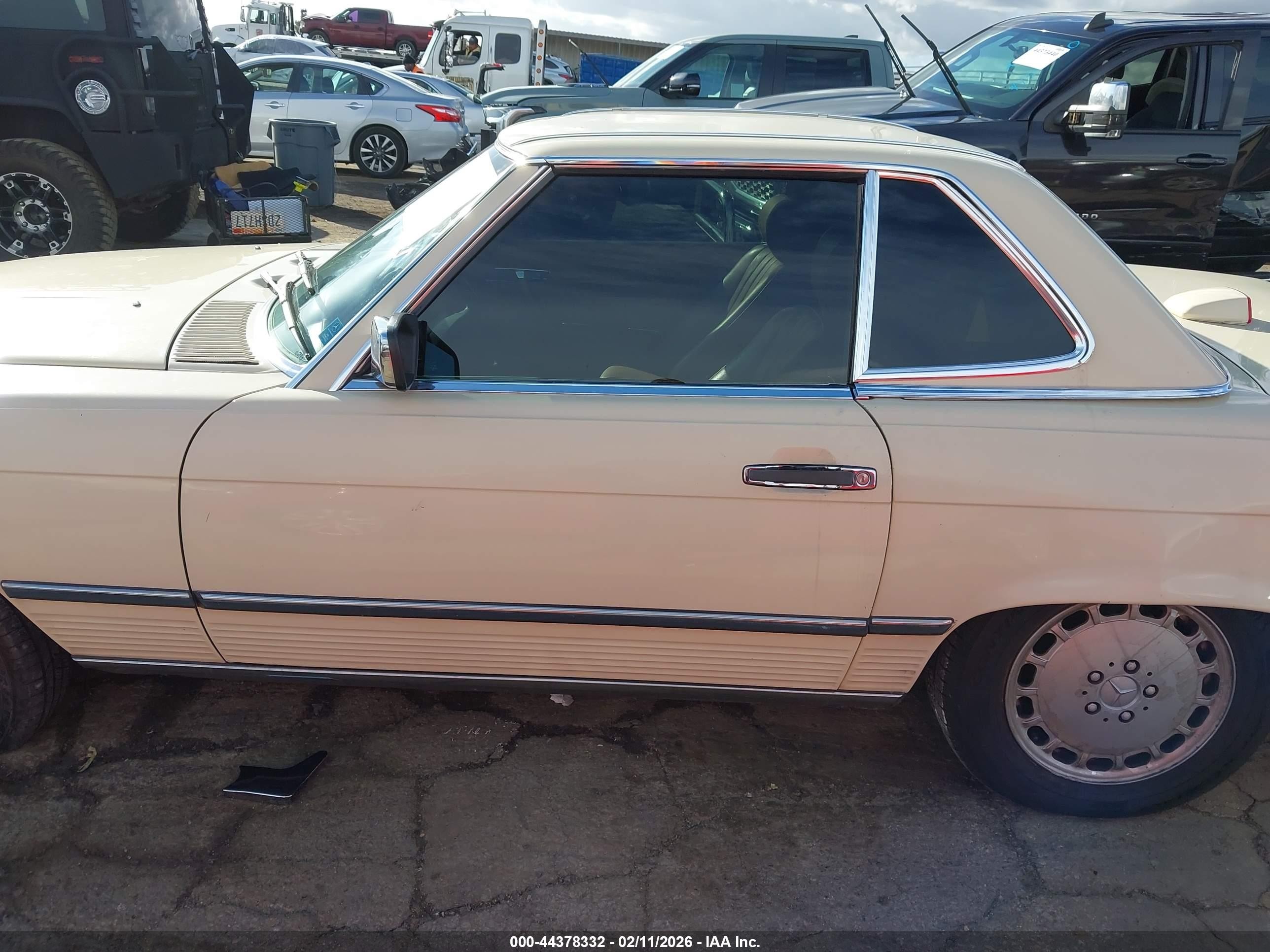 1987 Mercedes-benz 560 Sl Beige vin: WDBBA48D8HA057846