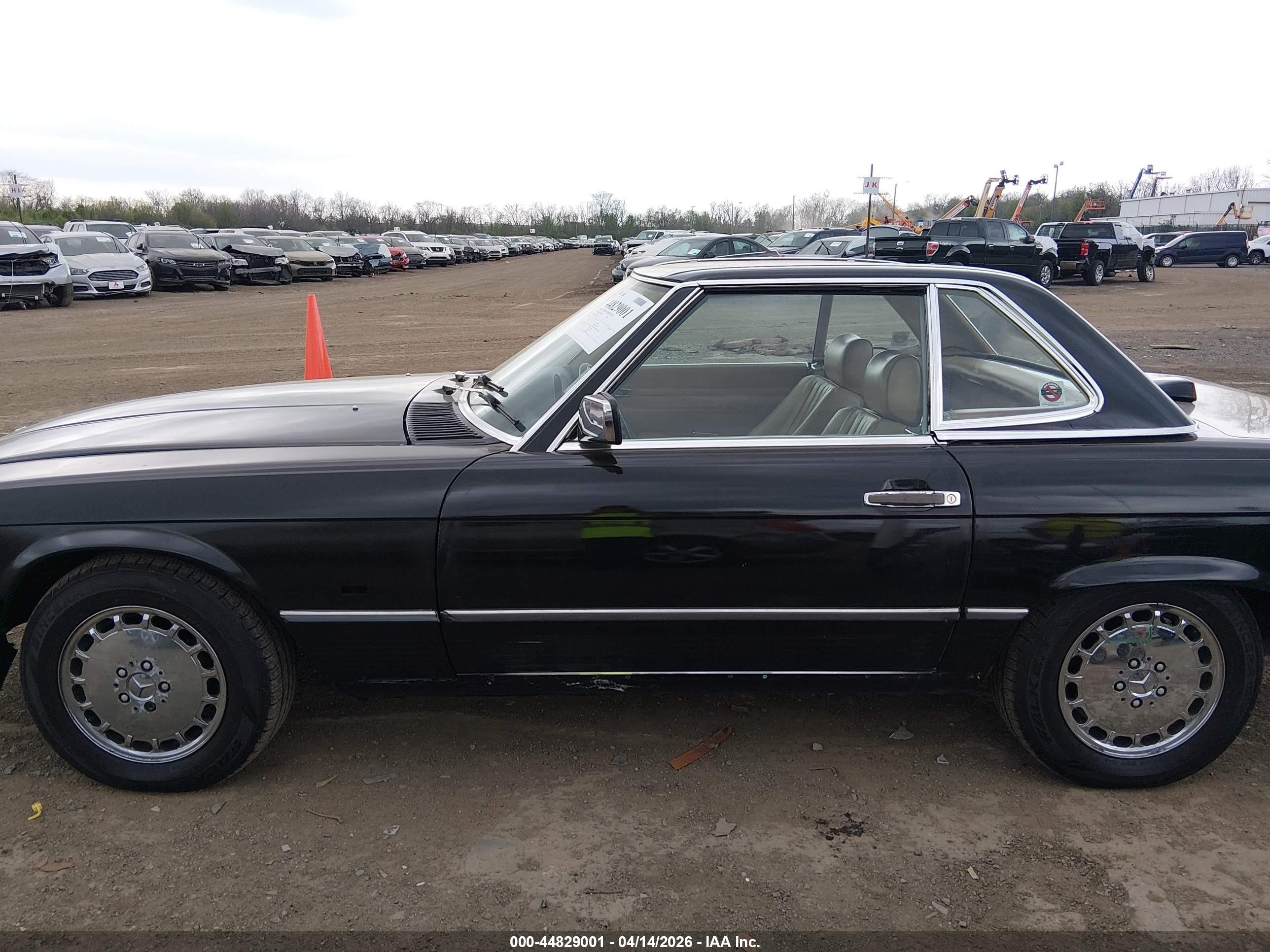 1987 Mercedes-benz 560 Sl Черный vin: WDBBA48DXHA062451