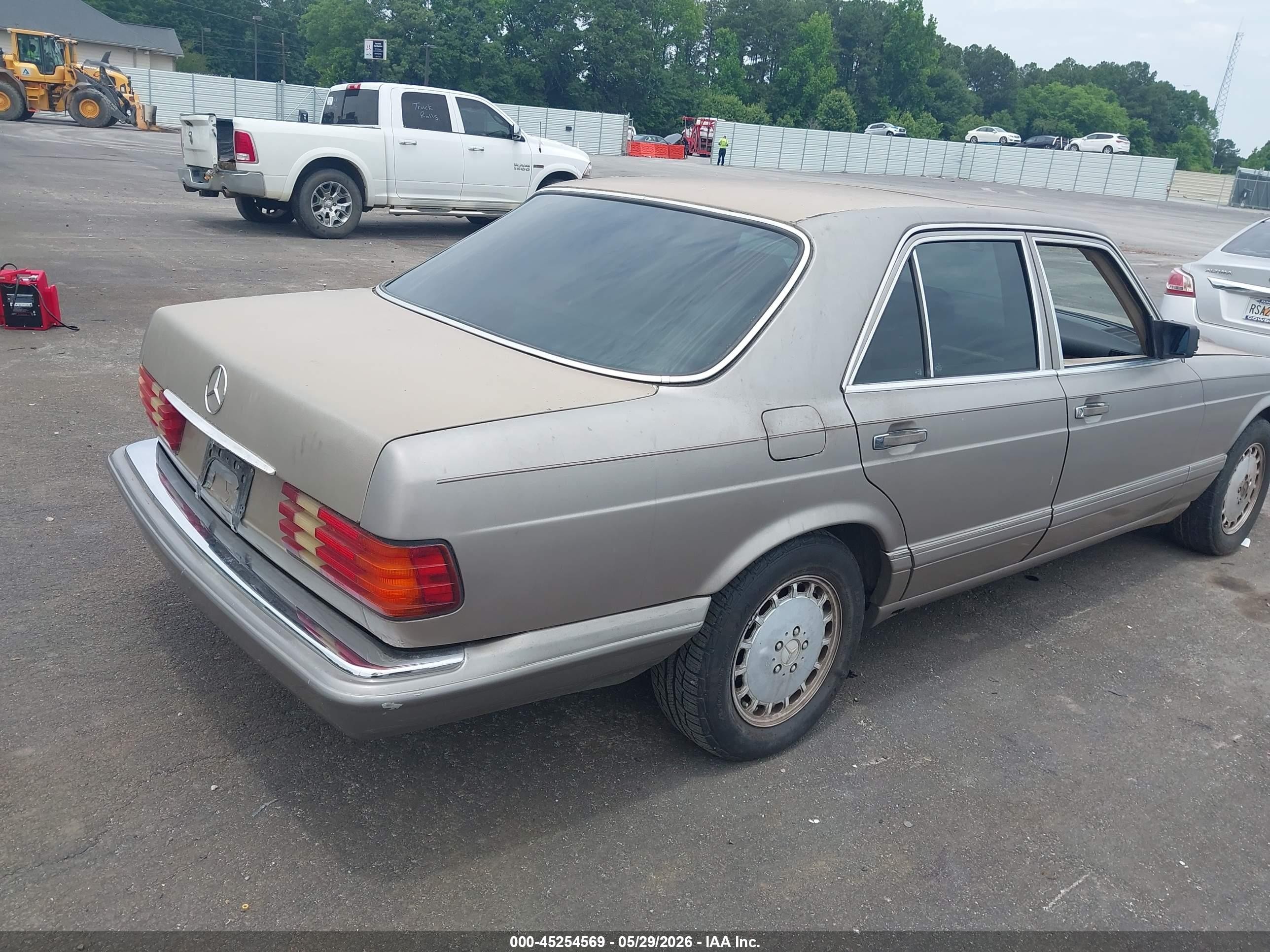 1990 Mercedes-benz 300 Se Silver vin: WDBCA24D0LA533644