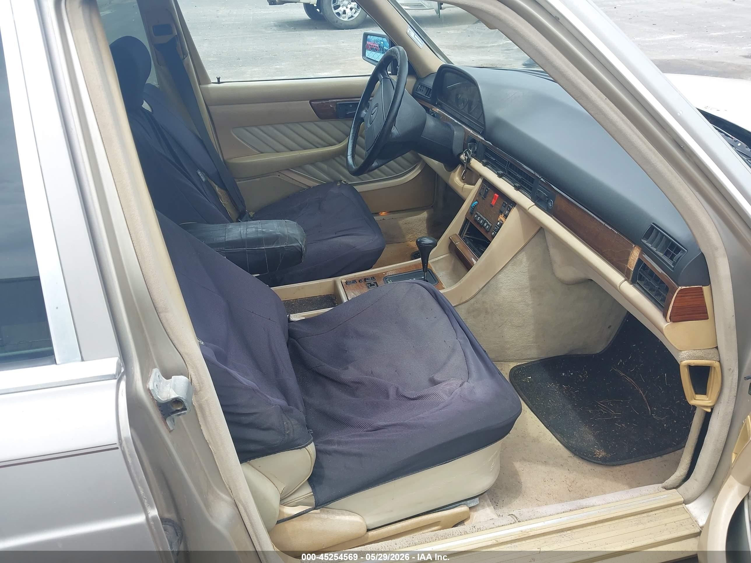 1990 Mercedes-benz 300 Se Silver vin: WDBCA24D0LA533644