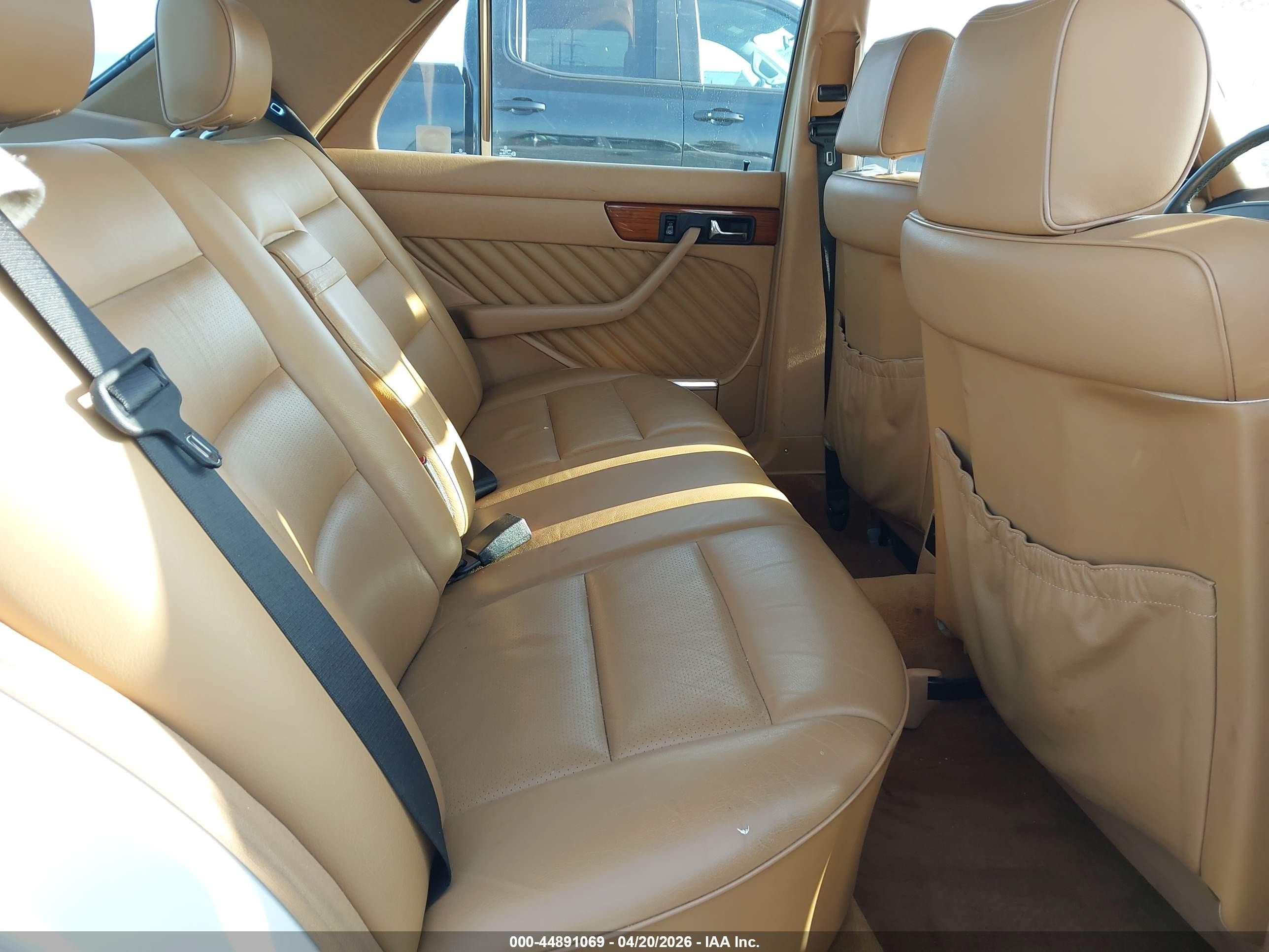 1991 Mercedes-benz 300 Se Белый vin: WDBCA24D0MA599967