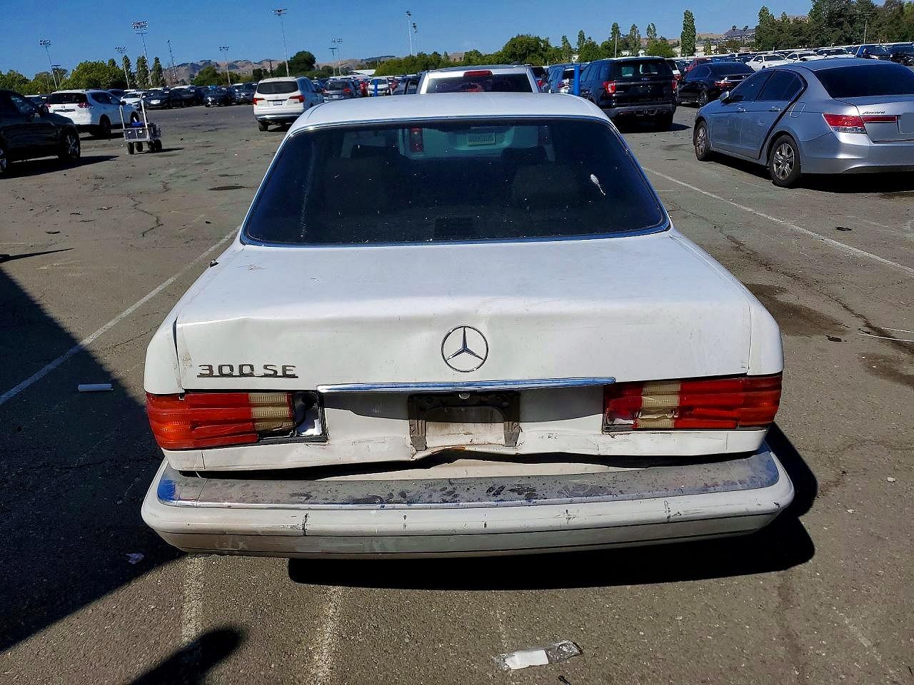 1989 Mercedes-benz 300 Se White vin: WDBCA24D6KA449942