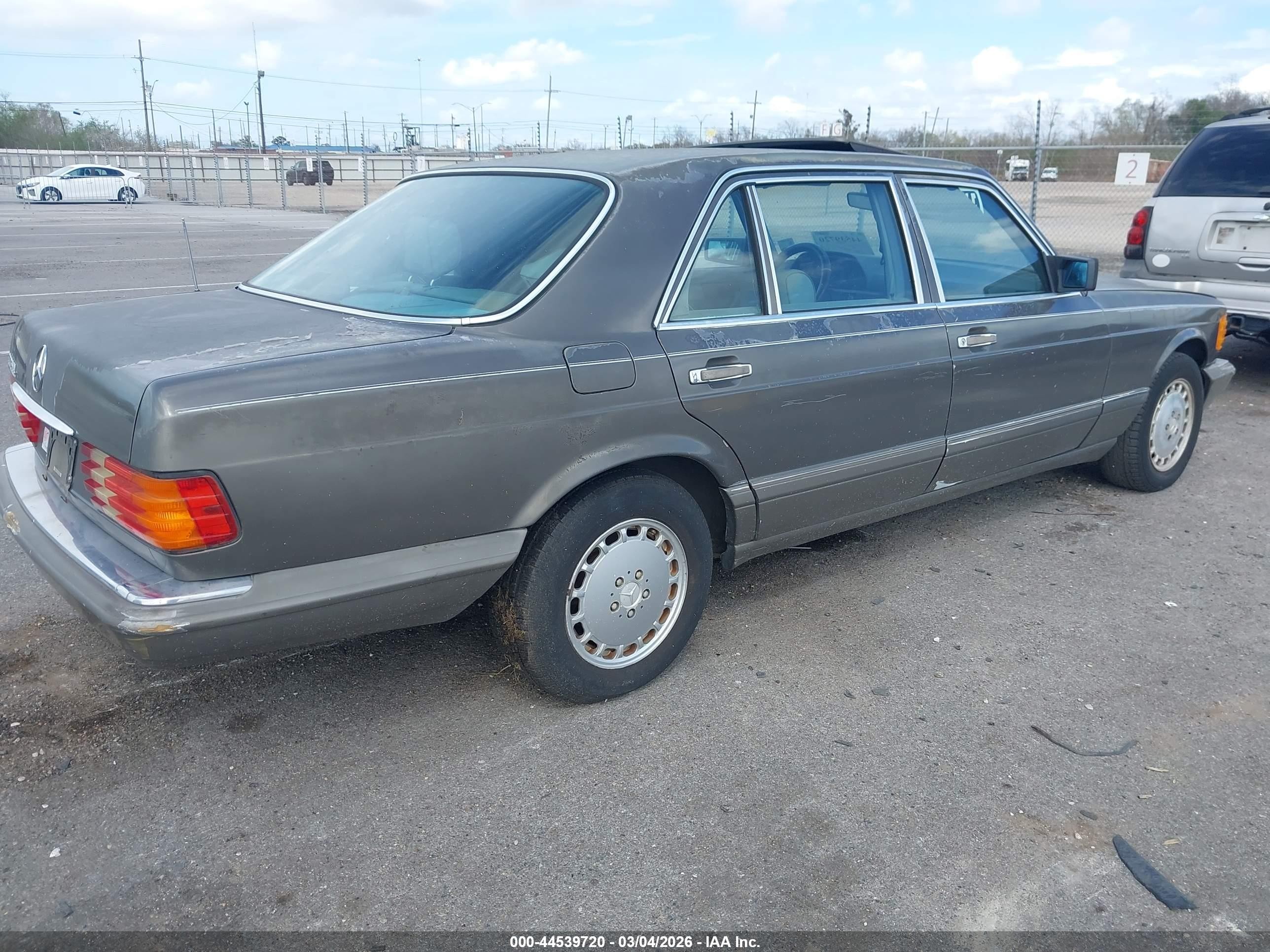 1990 Mercedes-benz 300 Sel Gray vin: WDBCA25D7LA512384
