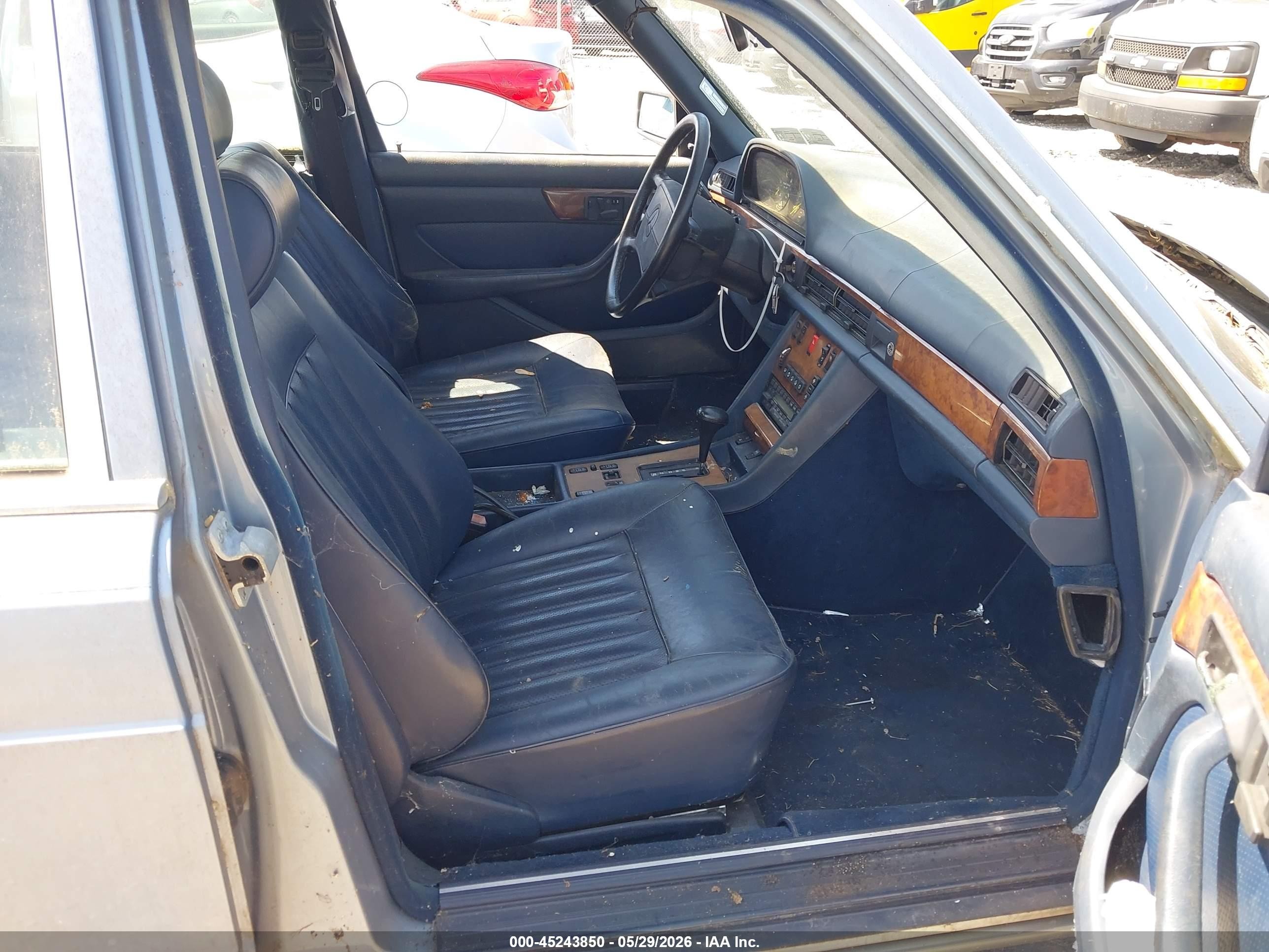 1988 Mercedes-benz 560 Sel Light Blue vin: WDBCA39D2JA398744
