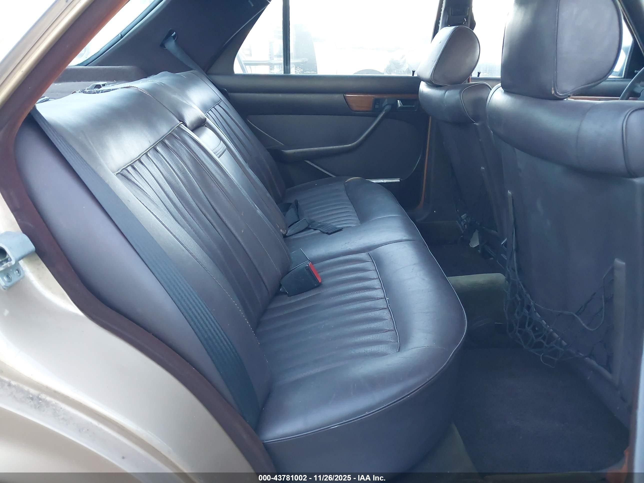 1983 Mercedes-benz 300 Sd Золотой vin: WDBCB20A4DB040070