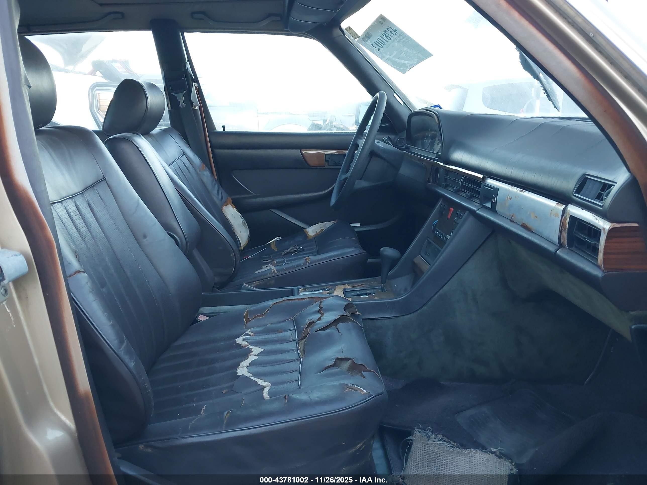 1983 Mercedes-benz 300 Sd Золотой vin: WDBCB20A4DB040070