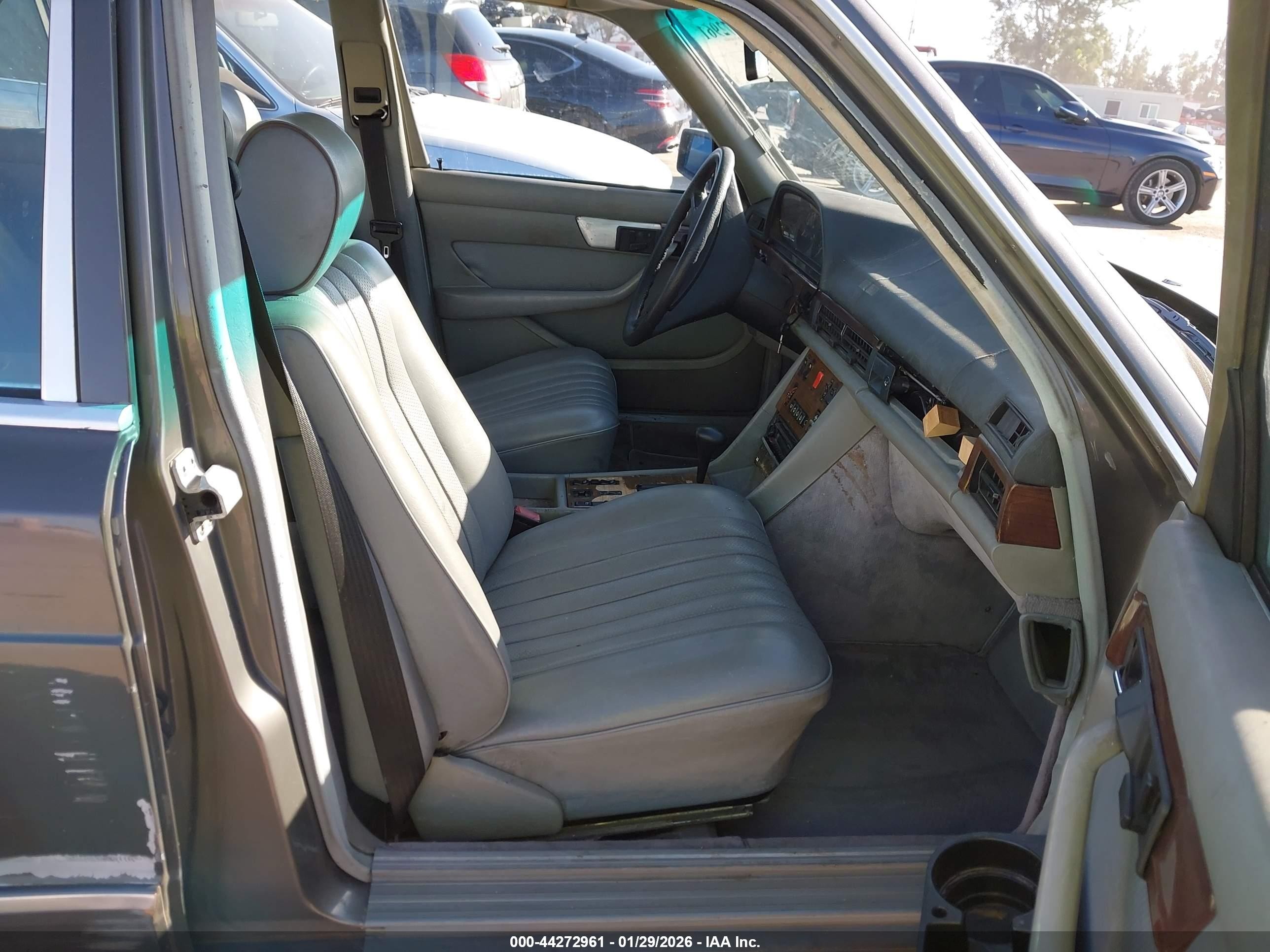 1984 Mercedes-benz 300 Sd Серый vin: WDBCB20A5EA066006